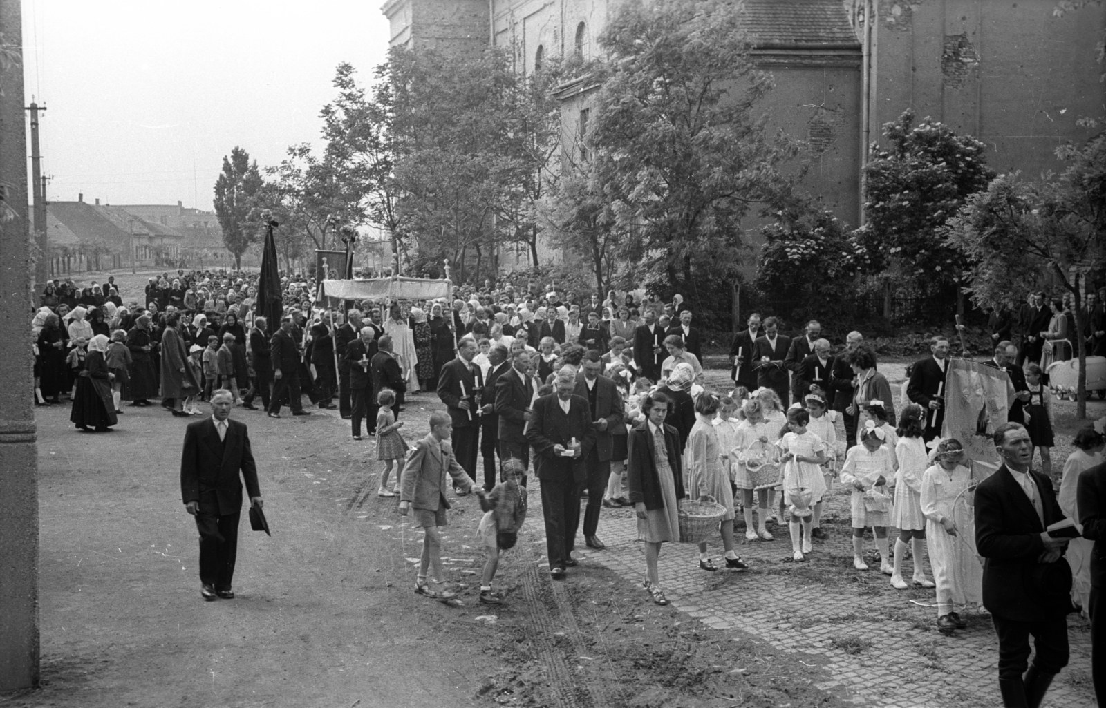 Hungary, Székesfehérvár, Havranek József (Úttörő) utca, háttérben a Szent Sebestyén-templom. Úrnapi körmenet., 1957, Hámori Gyula, procession, Fortepan #108408