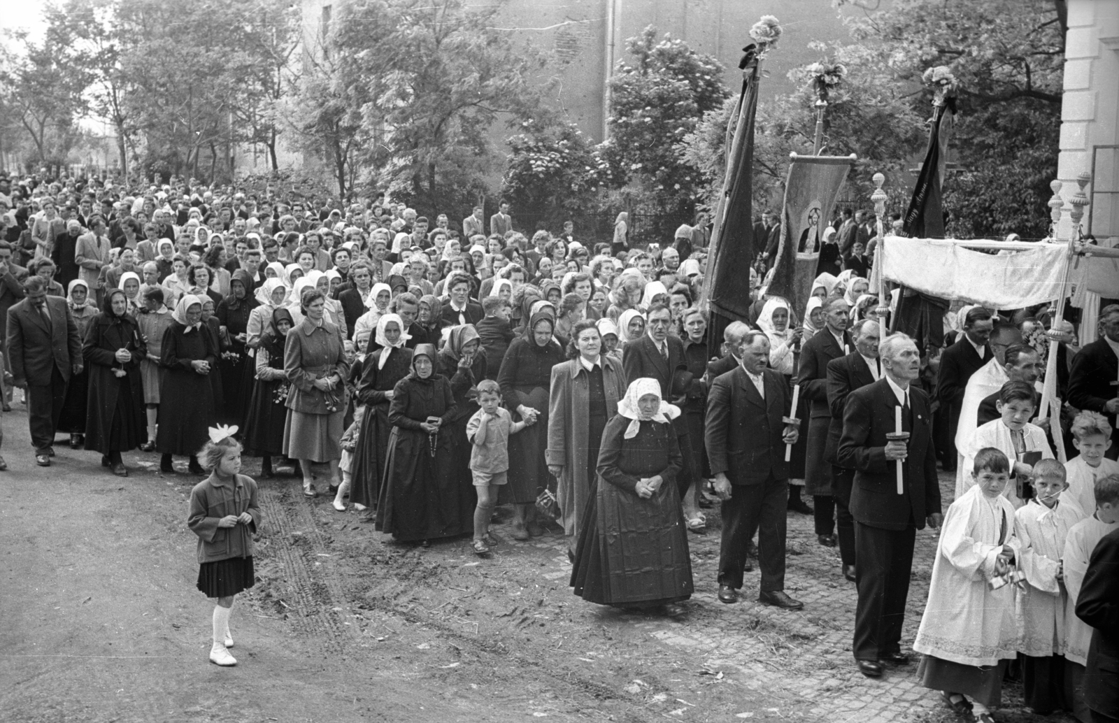 Hungary, Székesfehérvár, Havranek József (Úttörő) utca, háttérben a Szent Sebestyén-templom. Úrnapi körmenet., 1957, Hámori Gyula, flag, procession, kids, boy, girl, Catholic Church, old person, ritual, Fortepan #108410