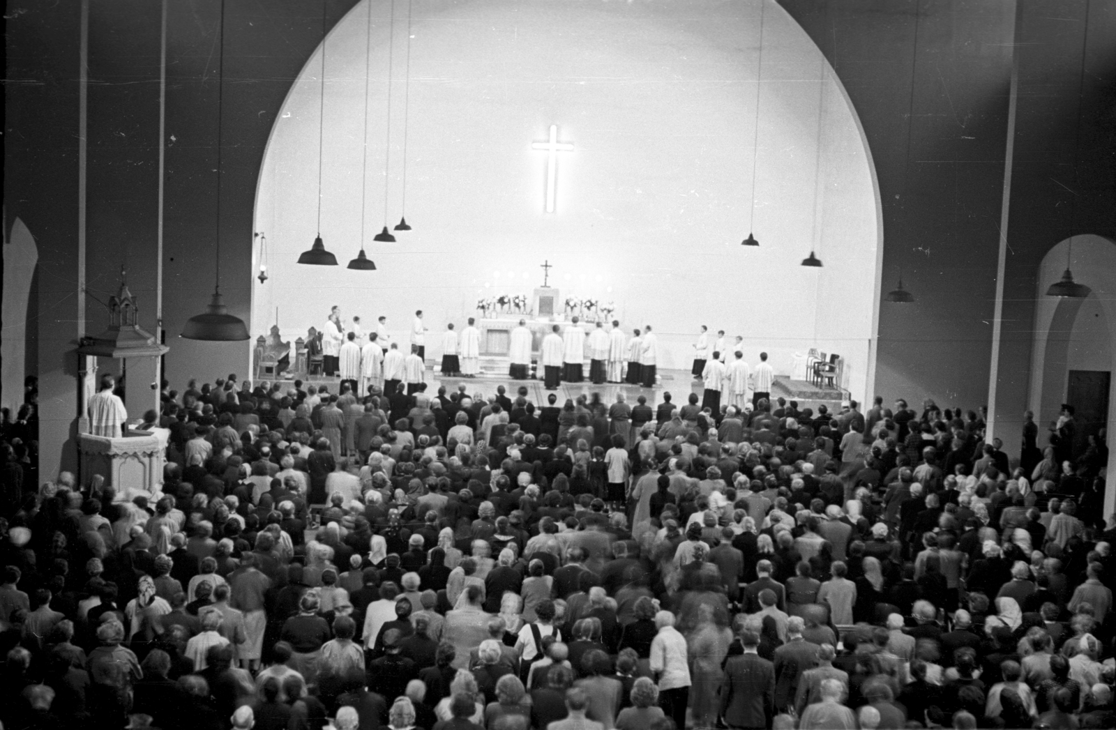 Hungary, Budapest XIV., Bosnyák tér, Páduai Szent Antal-templom., 1957, Hámori Gyula, priest, Catholic Church, pulpit, church interior, surplice, Budapest, ritual, Fortepan #108414