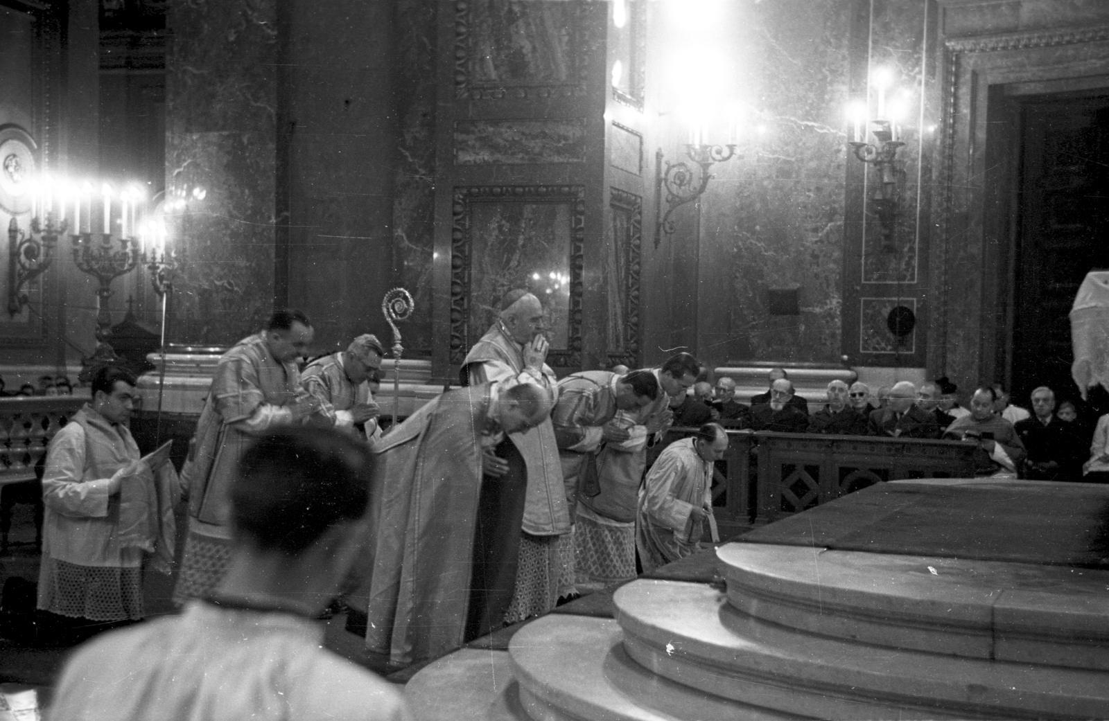 Magyarország, Budapest V., Szent István tér, Szent István-bazilika, a felvétel a főoltárnál készült., 1956, Hámori Gyula, Budapest, hívő, templombelső, ornátus, liturgia, pásztorbot, Fortepan #108416