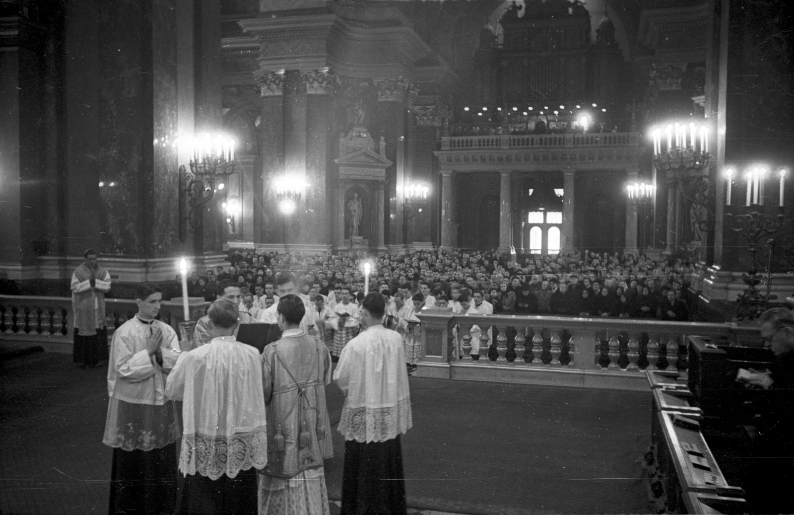 Hungary, Budapest V., Szent István tér, Szent István-bazilika., 1956, Hámori Gyula, Budapest, priest, surplice, devotee, church interior, Fortepan #108418