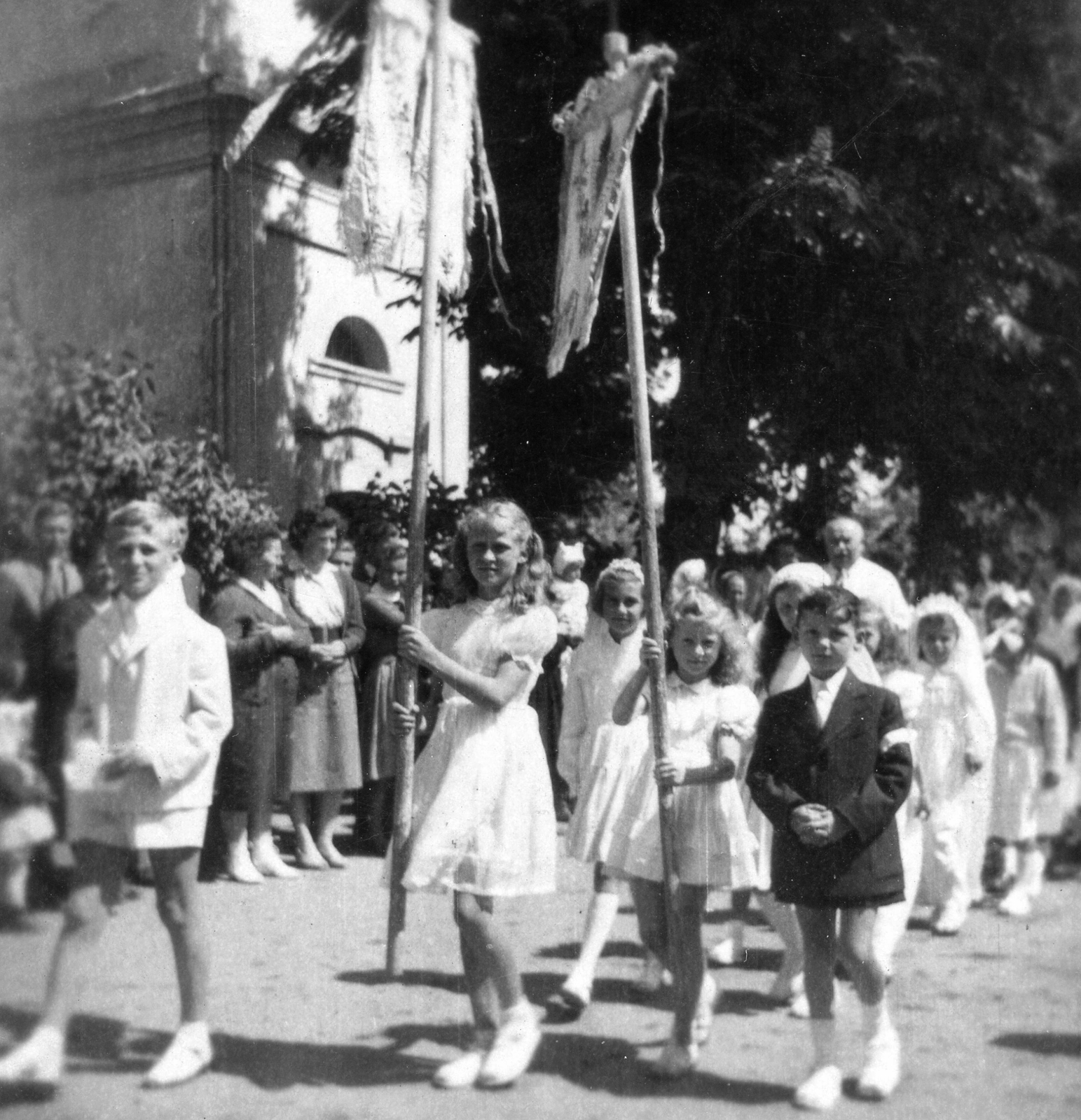 Hungary, Vásárosnamény, Vitka, Elsőáldozók a római katolikus templom előtt., 1959, Mészöly Leonóra, Fortepan #10842