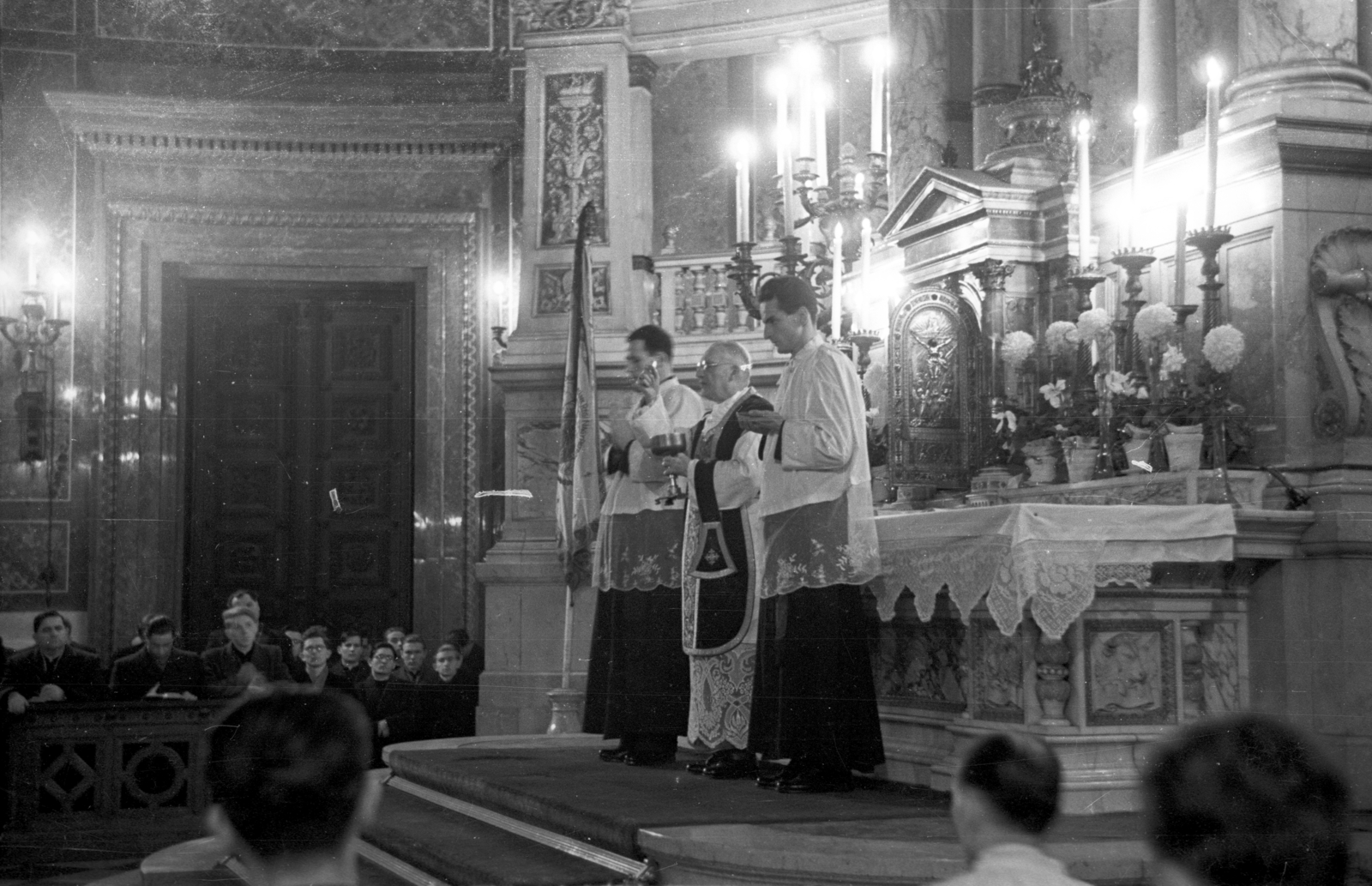 Hungary, Budapest V., Szent István tér, Szent István-bazilika. A felvétel 1959. november 22-én, a Szent Cecilia ünnepe alkalmából tartott szentmisén a főoltárnál készült., 1959, Hámori Gyula, Budapest, Fortepan #108421