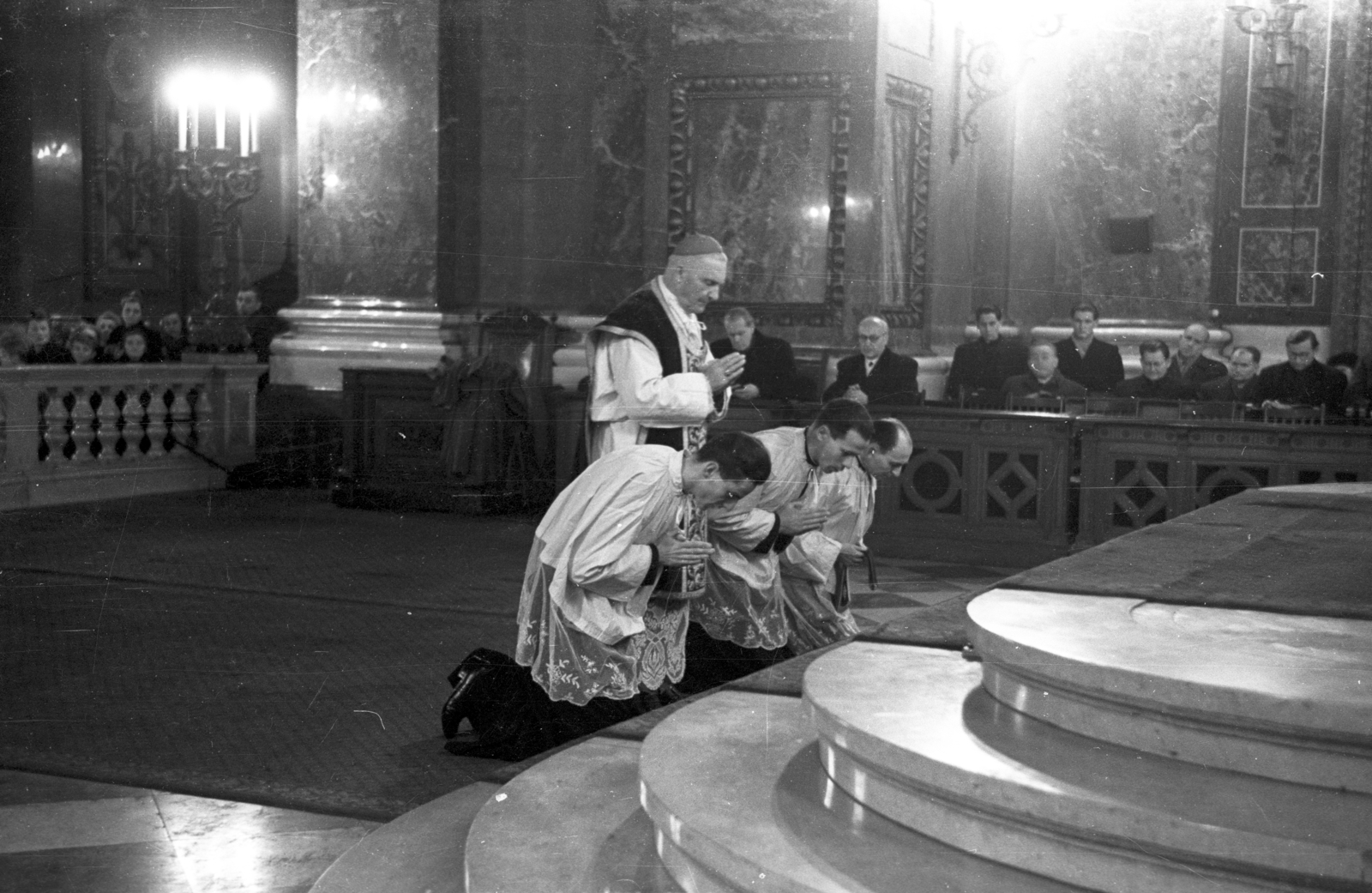 Hungary, Budapest V., Szent István tér, Szent István-bazilika, középen áll Shvoy Lajos székesfehérvári megyéspüspök. A felvétel 1959. november 22-én, a Szent Cecilia ünnepe alkalmából tartott szentmisén a főoltárnál készült., 1959, Hámori Gyula, Budapest, Fortepan #108422