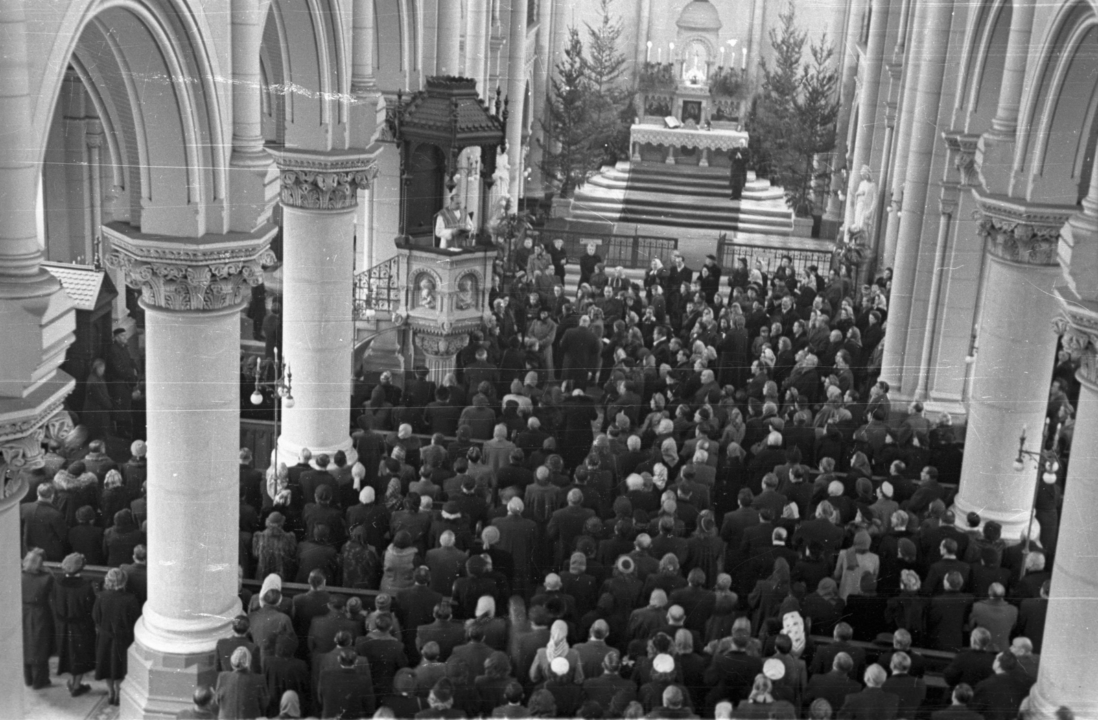 Magyarország, Budapest IX., Bakáts tér, Assisi Szent Ferenc-templom (Ybl Miklós, 1865-1879)., 1956, Hámori Gyula, Budapest, pap, felülnézet, hívő, templombelső, szószék, Fortepan #108423