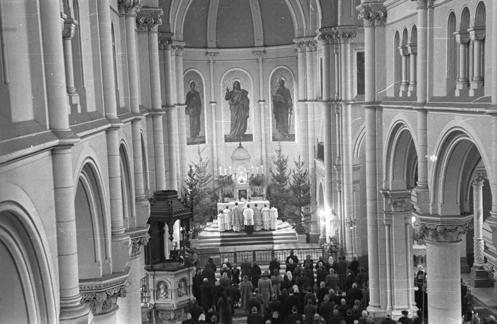Hungary, Budapest IX., Bakáts tér, Assisi Szent Ferenc-templom (Ybl Miklós, 1865-1879)., 1956, Hámori Gyula, Budapest, altarpiece, church interior, Fortepan #108424