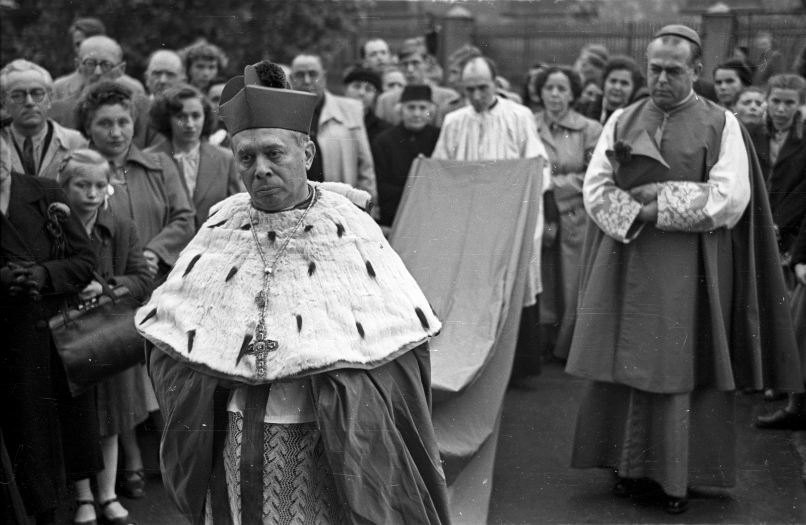 Hungary, Czapik Gyula egri érsek, a Magyar Katolikus Püspöki Kar elnöke., 1956, Hámori Gyula, cross, devotee, bishop, Fortepan #108429