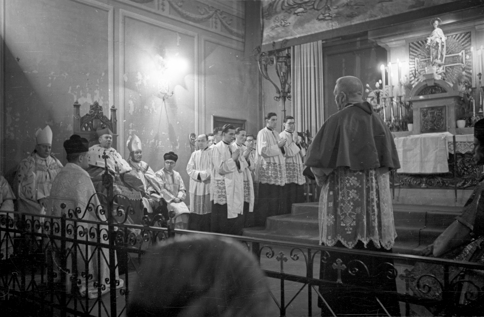 Hungary, Balra a püspöki trónuson Czapik Gyula egri érsek a Magyar Katolikus Püspöki Kar elnöke., 1956, Hámori Gyula, altar, church interior, Fortepan #108430