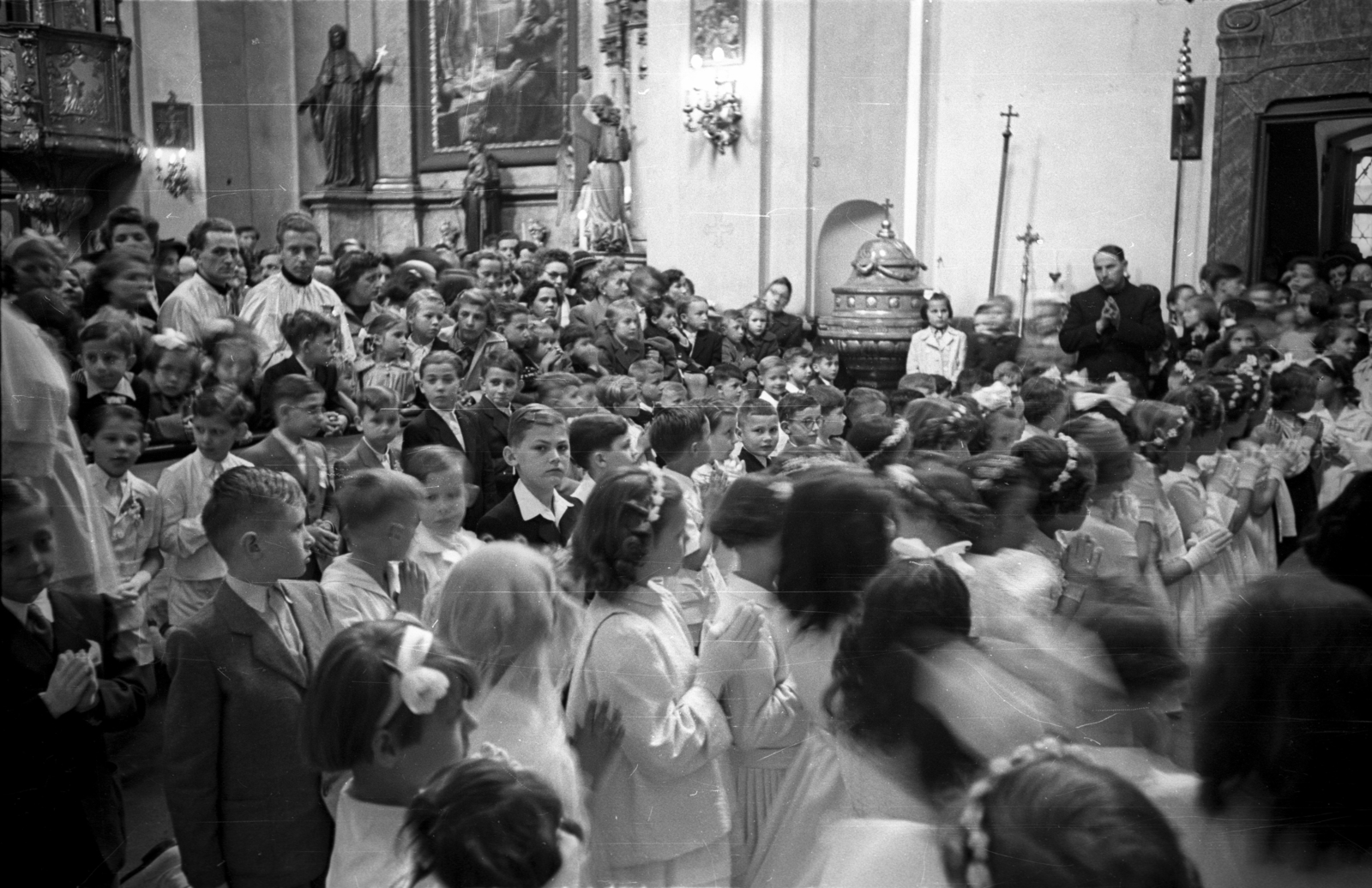 Hungary, Budapest II., Margit körút (Mártírok útja), Országúti ferences templom, elsőáldozás., 1954, Hámori Gyula, Budapest, church interior, kids, Fortepan #108434