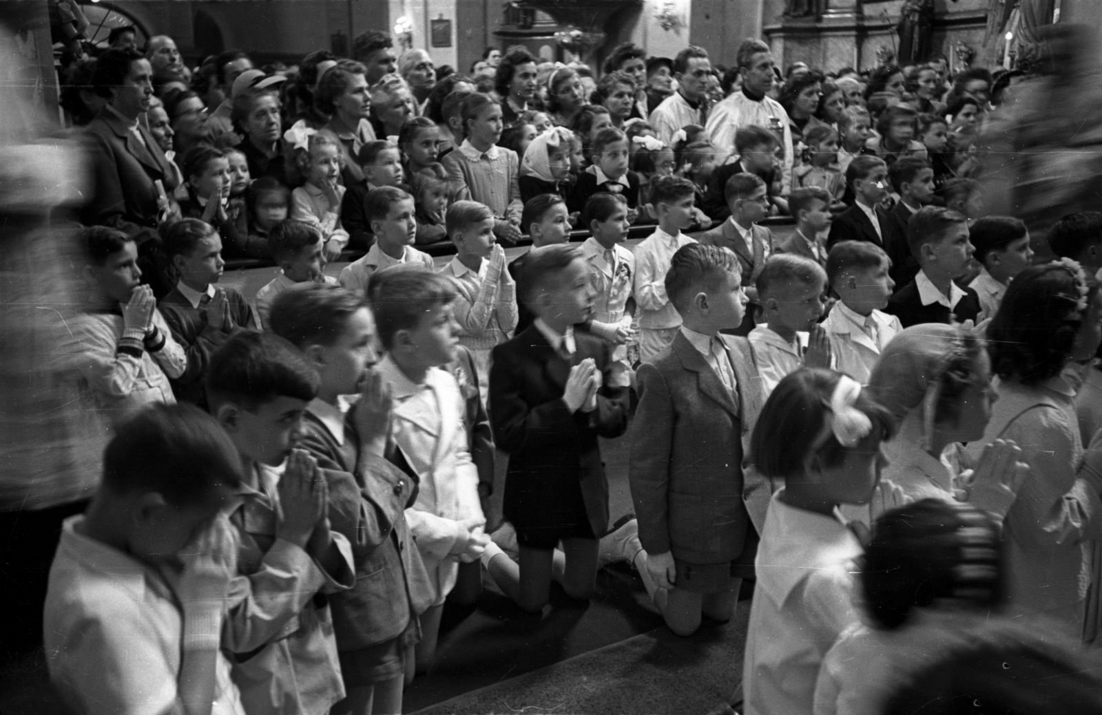 Hungary, Budapest II., Margit körút (Mártírok útja), Országúti ferences templom, elsőáldozás., 1954, Hámori Gyula, Budapest, kids, devotee, kneeling, Fortepan #108435