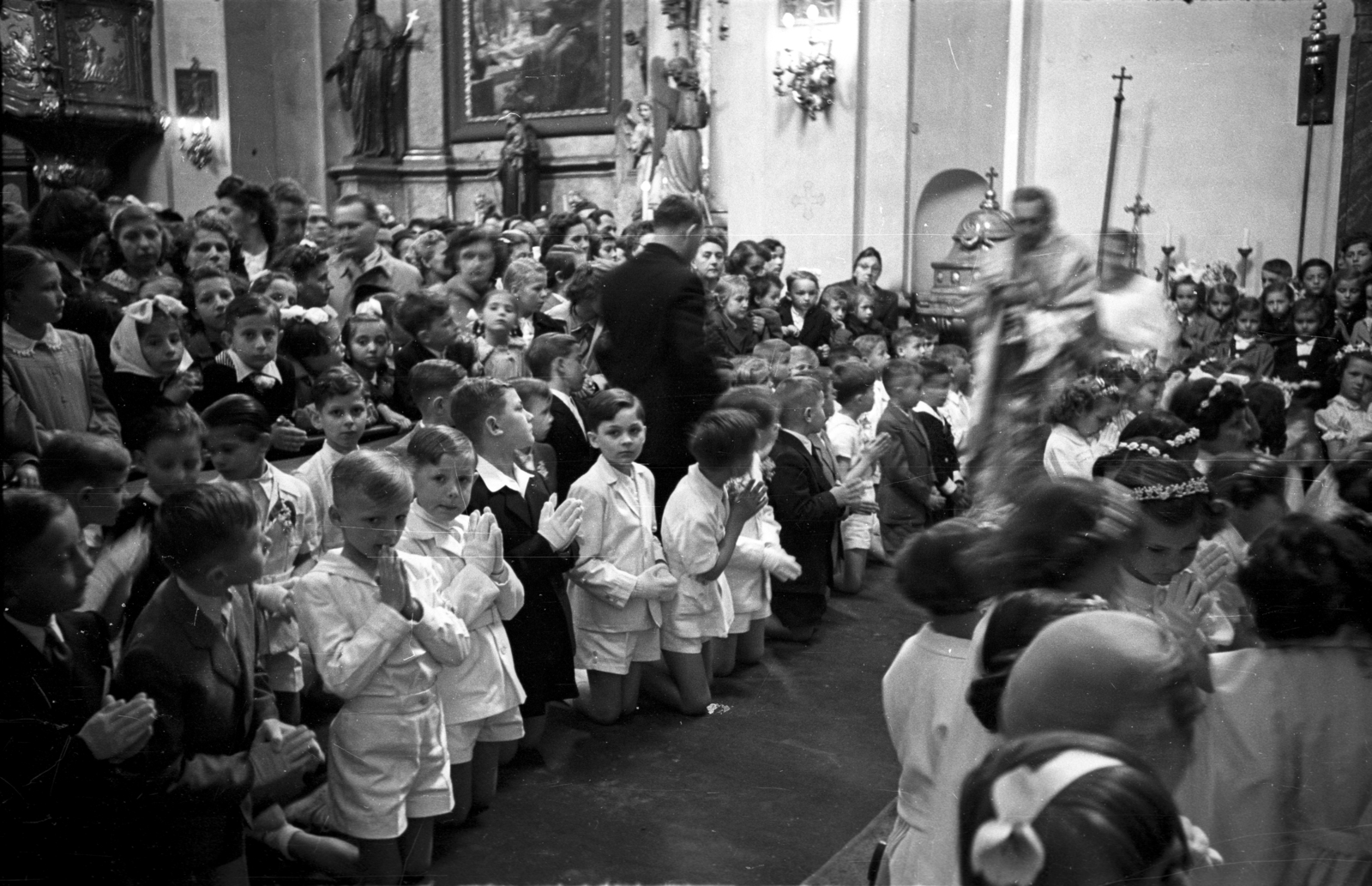 Hungary, Budapest II., Margit körút (Mártírok útja), Országúti ferences templom, elsőáldozás., 1954, Hámori Gyula, Budapest, church interior, white dress, boys, girls, kneeling, Fortepan #108437