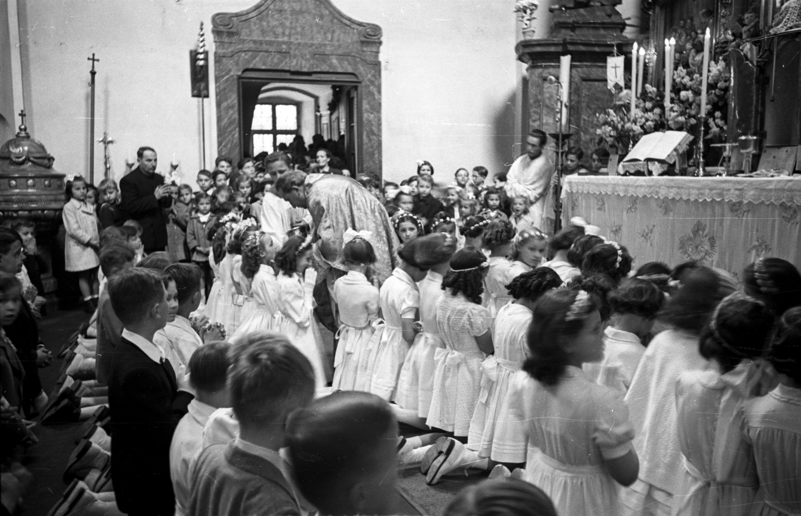 Hungary, Budapest II., Margit körút (Mártírok útja), Országúti ferences templom, elsőáldozás., 1954, Hámori Gyula, Budapest, church interior, altar, Fortepan #108438