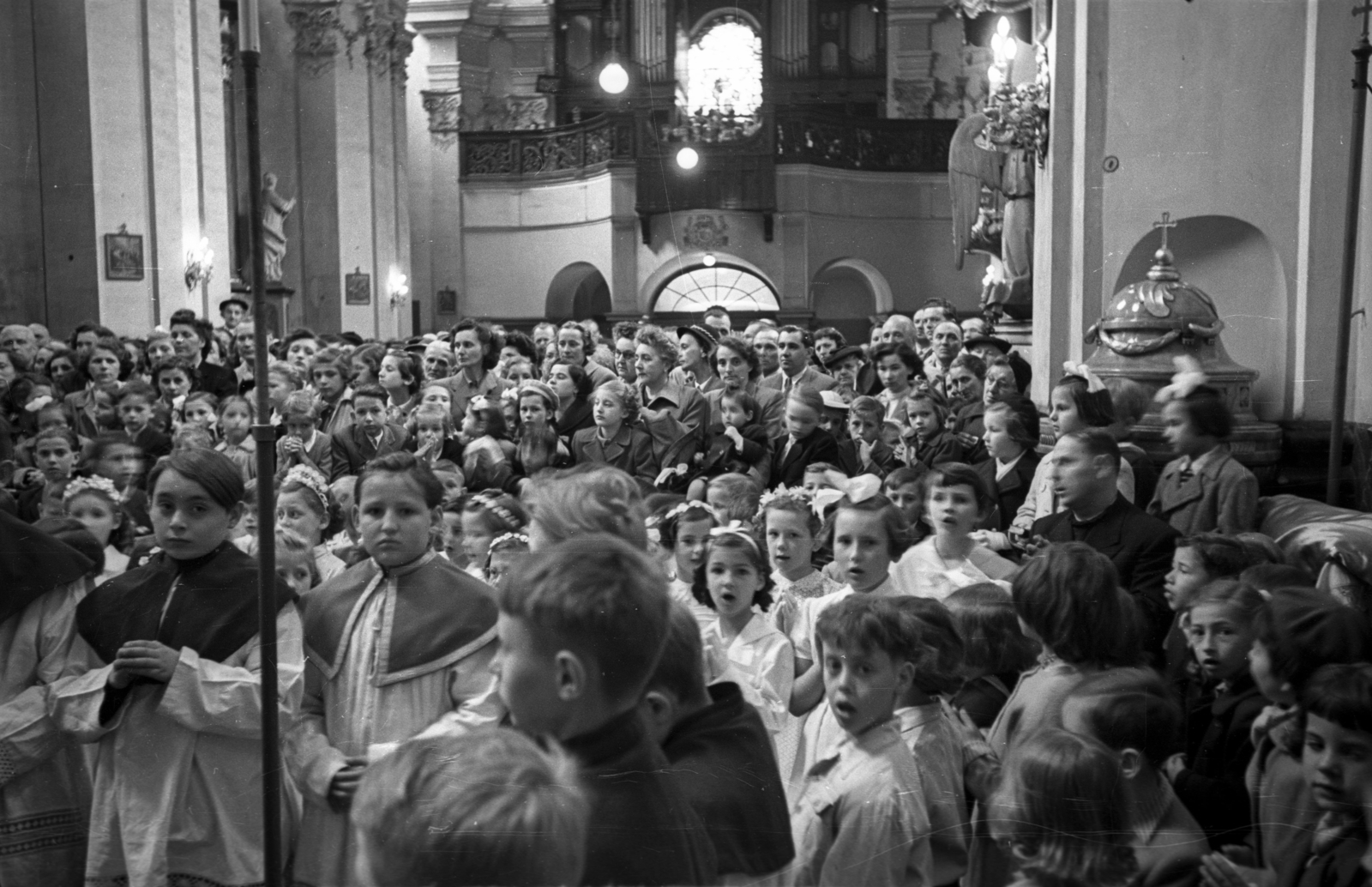 Hungary, Budapest II., Margit körút (Mártírok útja), Országúti ferences templom, elsőáldozás., 1954, Hámori Gyula, kids, Budapest, Fortepan #108439