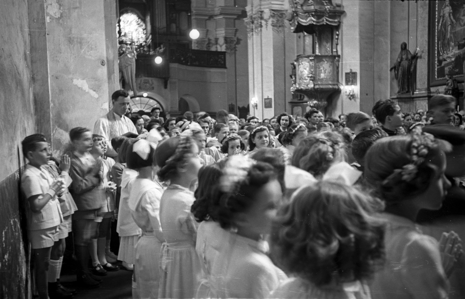 Hungary, Budapest II., Margit körút (Mártírok útja), Országúti ferences templom, elsőáldozás., 1954, Hámori Gyula, kids, Budapest, Fortepan #108442