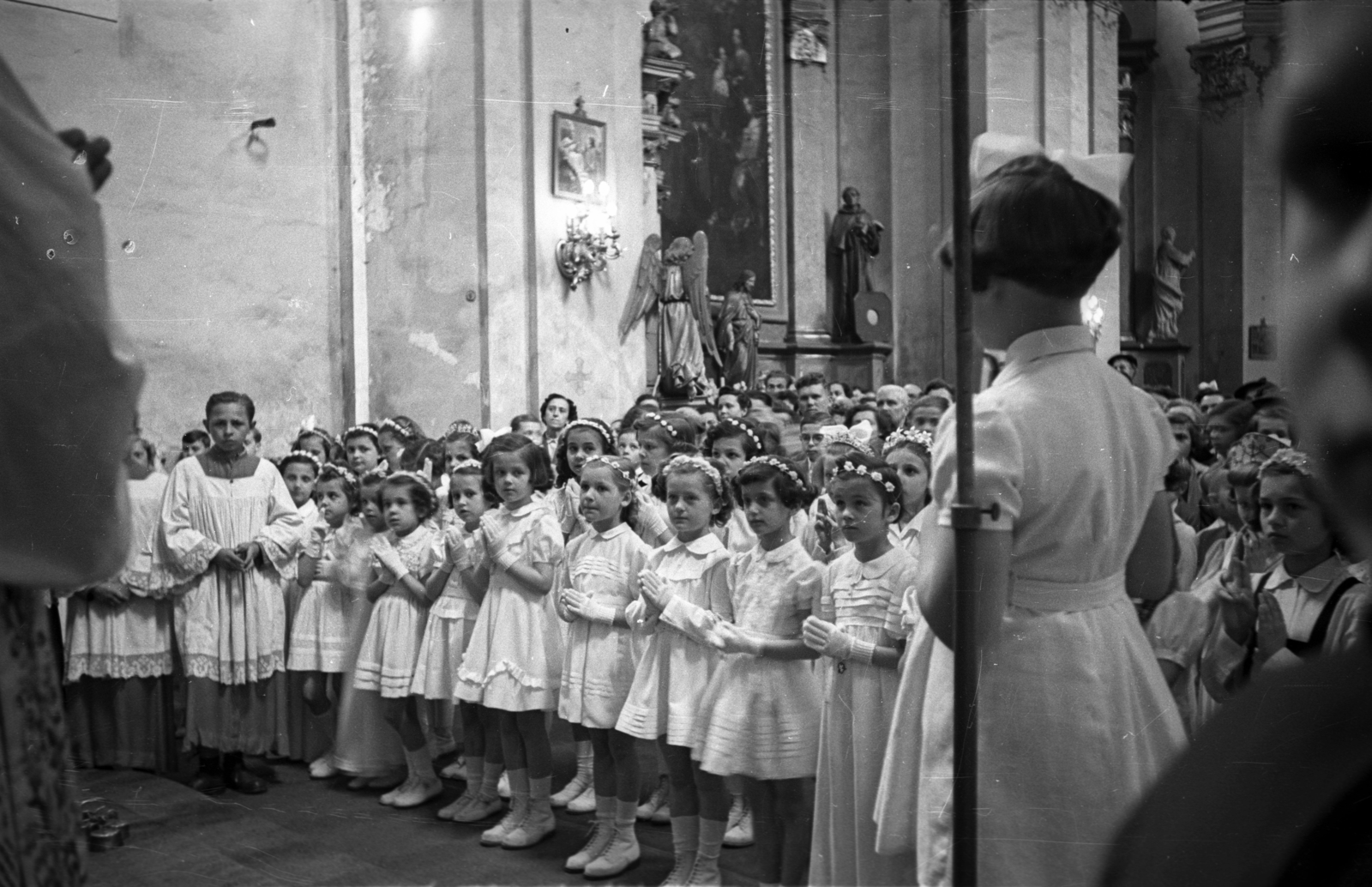 Hungary, Budapest II., Margit körút (Mártírok útja), Országúti ferences templom, elsőáldozás., 1954, Hámori Gyula, kids, Catholic Church, Budapest, Fortepan #108443