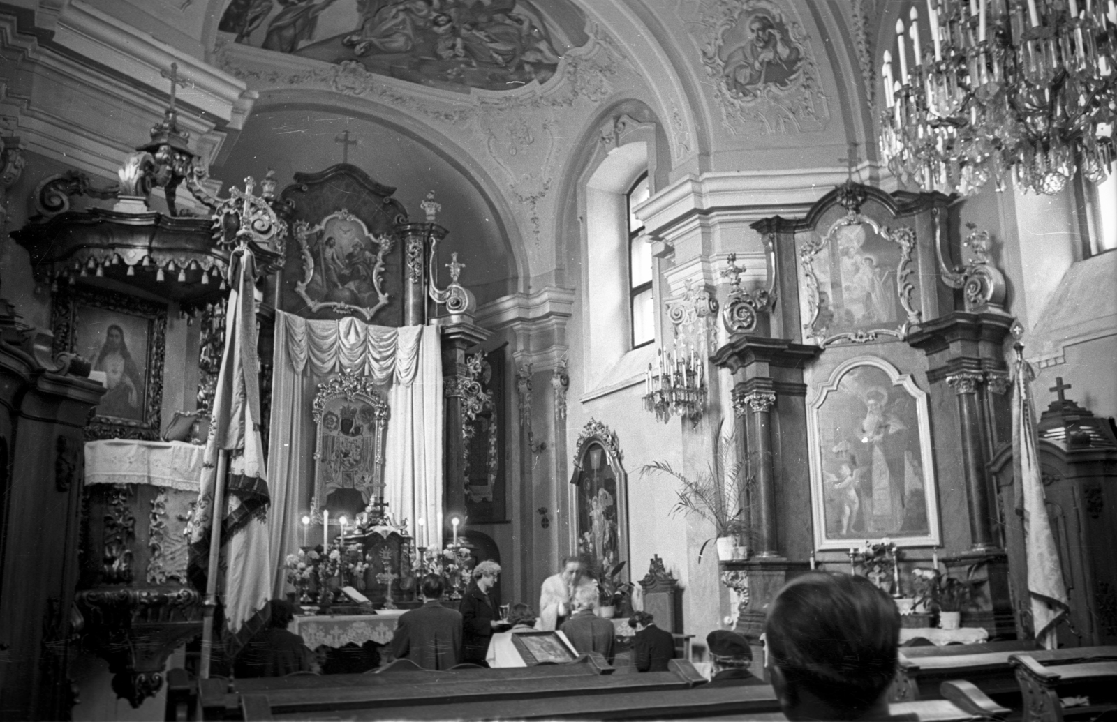 Hungary, Budapest II., Fő utca, Szent Flórián-templom, az oltáron a máriapócsi kegykép másolata., 1954, Hámori Gyula, altar, liturgy, Budapest, icon, Greek Catholic, pulpit, Fortepan #108445