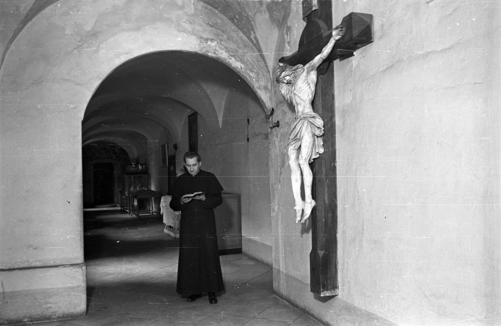 1955, Hámori Gyula, religion, priest, arch, crucifix, cassock, Jesus Christ-portrayal, Fortepan #108448