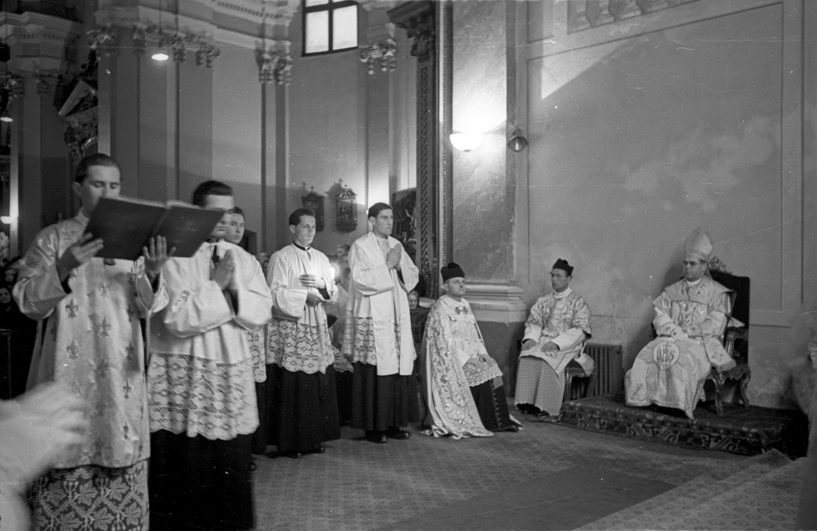 Hungary, Budapest I., Krisztina tér, Havas Boldogasszony-templom., 1955, Hámori Gyula, Budapest, priest, surplice, miter, bishop, Fortepan #108452