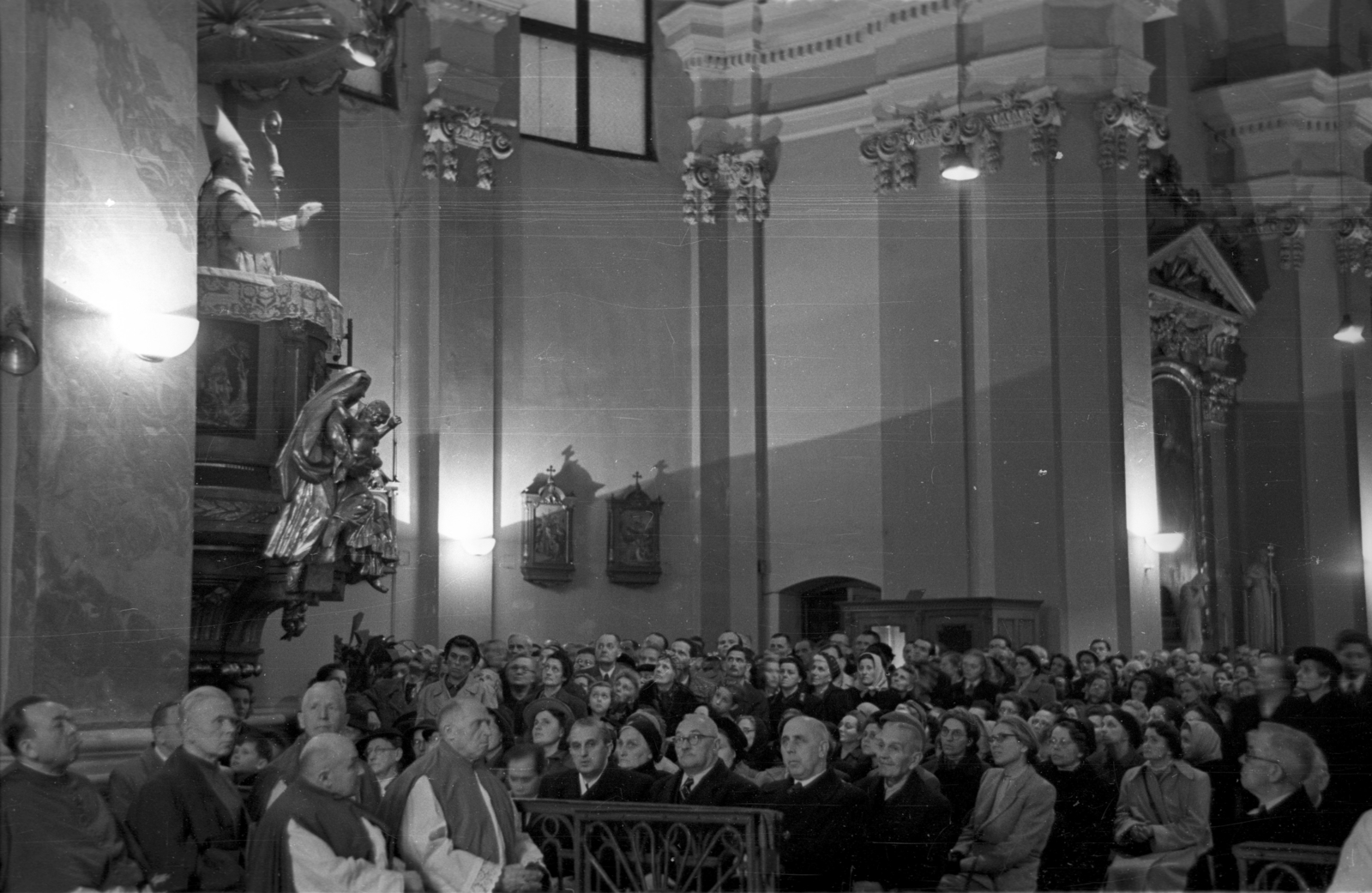 Hungary, Budapest I., Krisztina tér, Havas Boldogasszony-templom., 1955, Hámori Gyula, Budapest, church interior, devotee, pulpit, bishop, shepherd's crook, Fortepan #108454