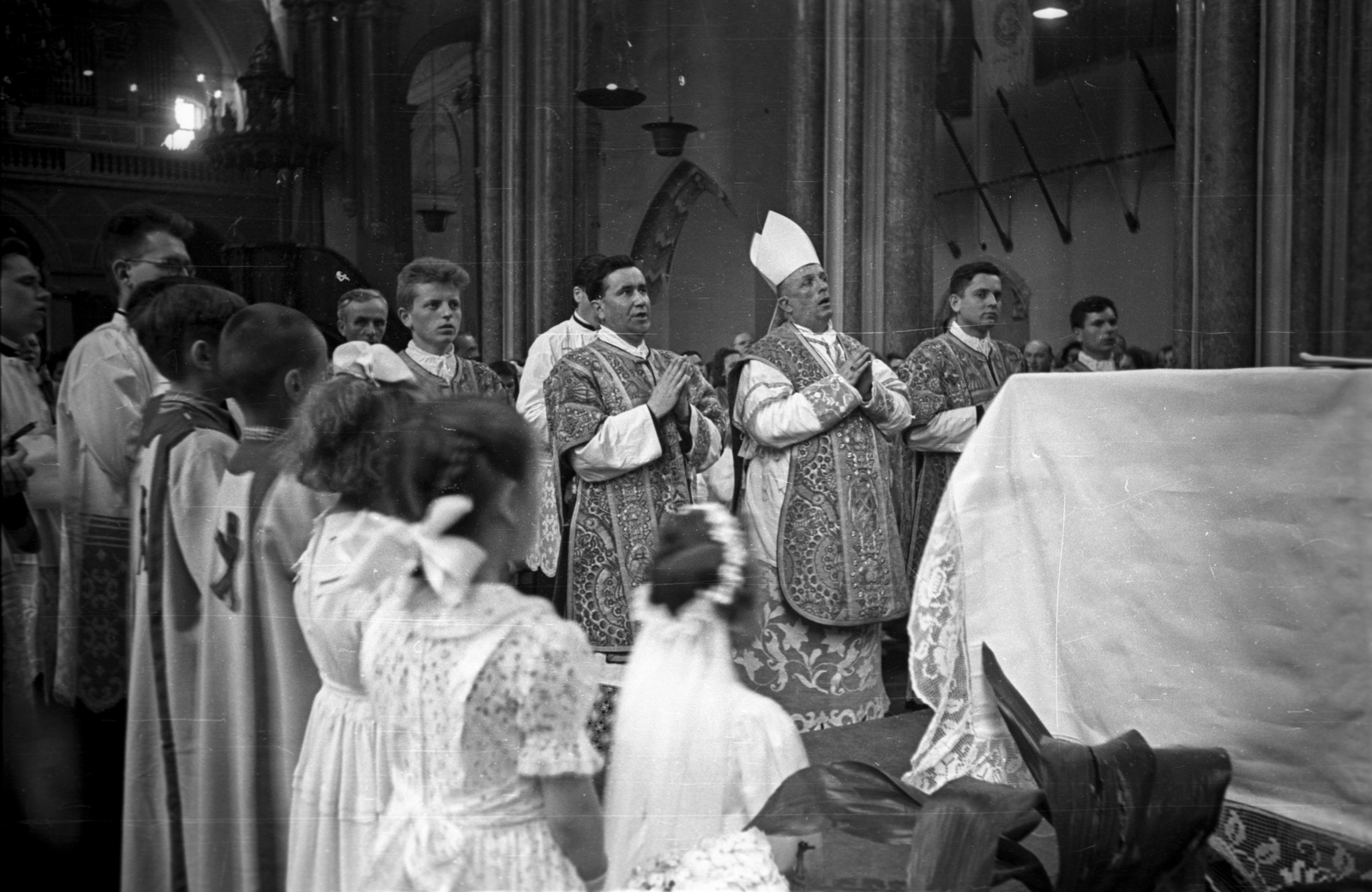 Hungary, Budapest V., Március 15. tér, Belvárosi Nagyboldogasszony Főplébánia-templom., 1955, Hámori Gyula, priest, pulpit, liturgy, church interior, Budapest, miter, First Communion, Fortepan #108455