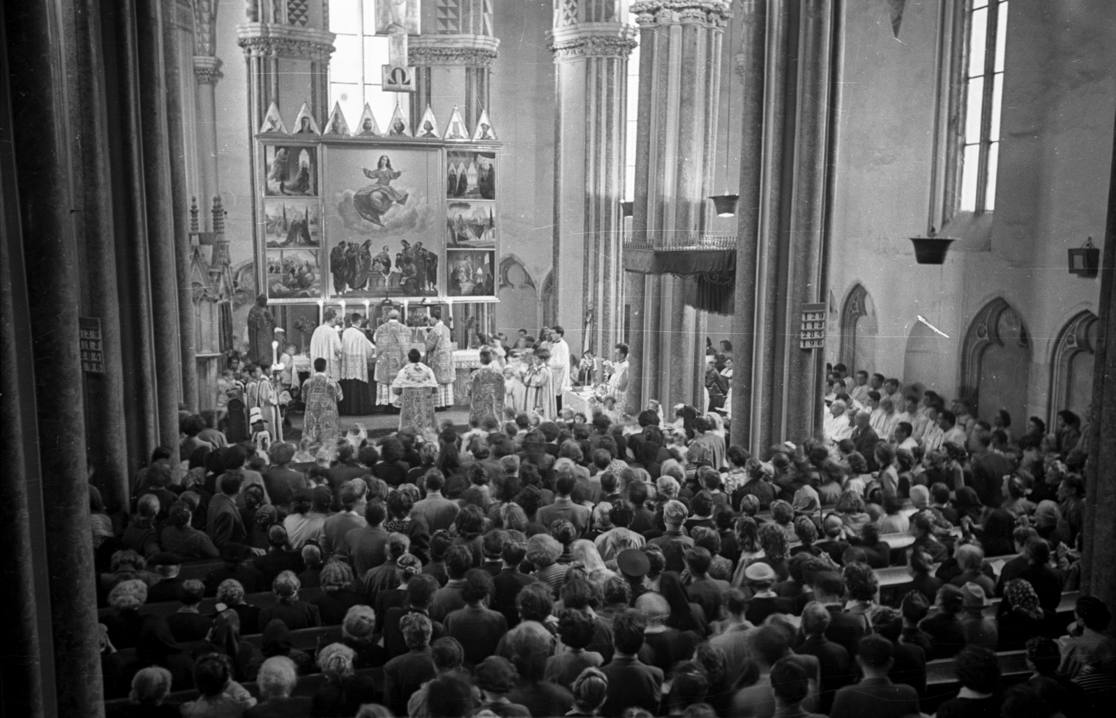 Hungary, Budapest V., Március 15. tér, Belvárosi Nagyboldogasszony Főplébánia-templom. A szárnyas oltár Molnár C. Pál alkotása., 1955, Hámori Gyula, priest, altar, liturgy, church interior, Budapest, Fortepan #108457