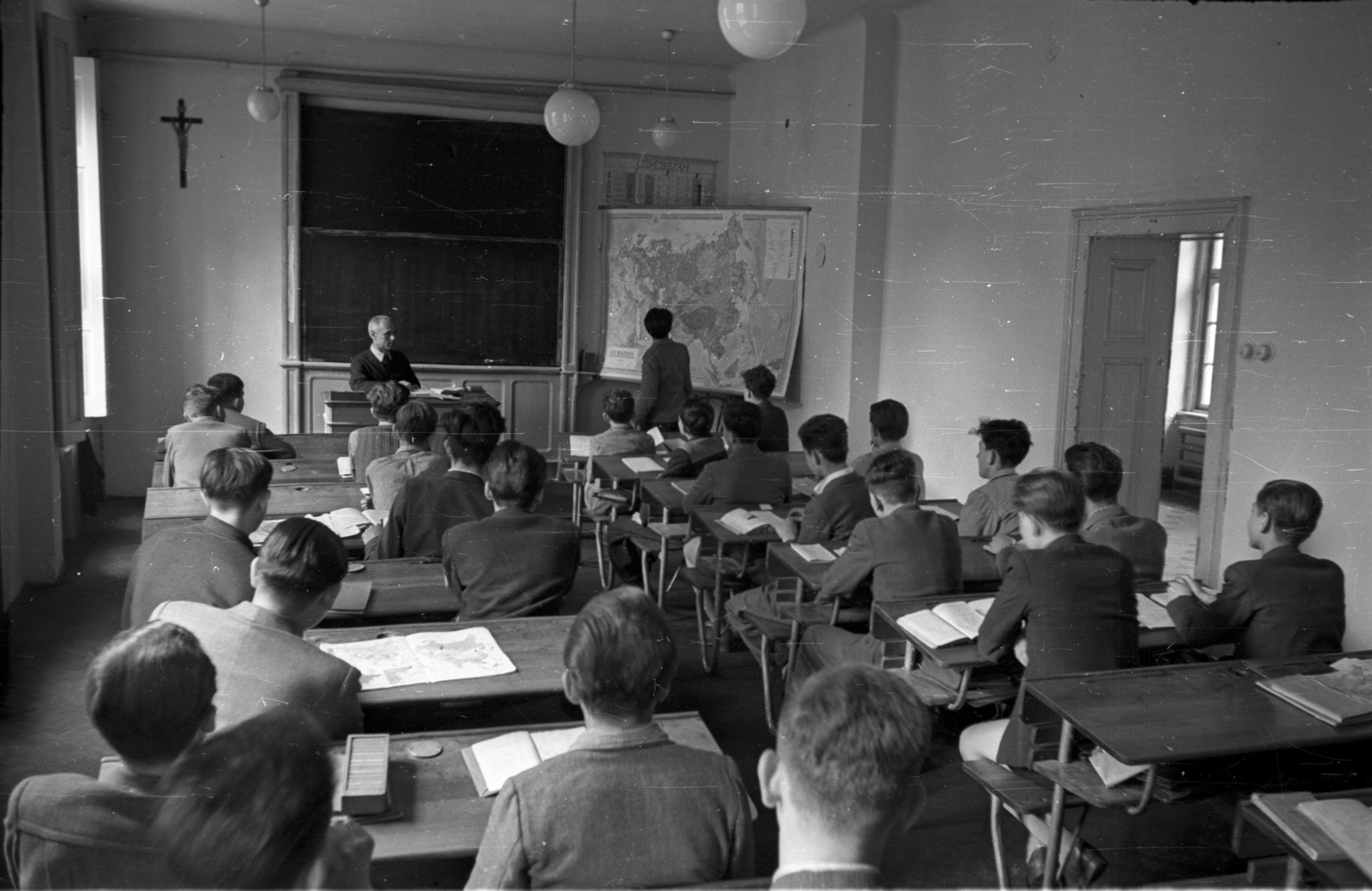 Magyarország, Budapest VIII., Mikszáth Kálmán tér 1., Piarista Gimnázium (később a Pázmány Péter Katolikus Egyetem egyik épülete)., 1955, Hámori Gyula, térkép, tanterem, gimnázium, kereszt_jelkép, tanár, fiúosztály, tanulás, tábla, piarista rend, Budapest, Fortepan #108469