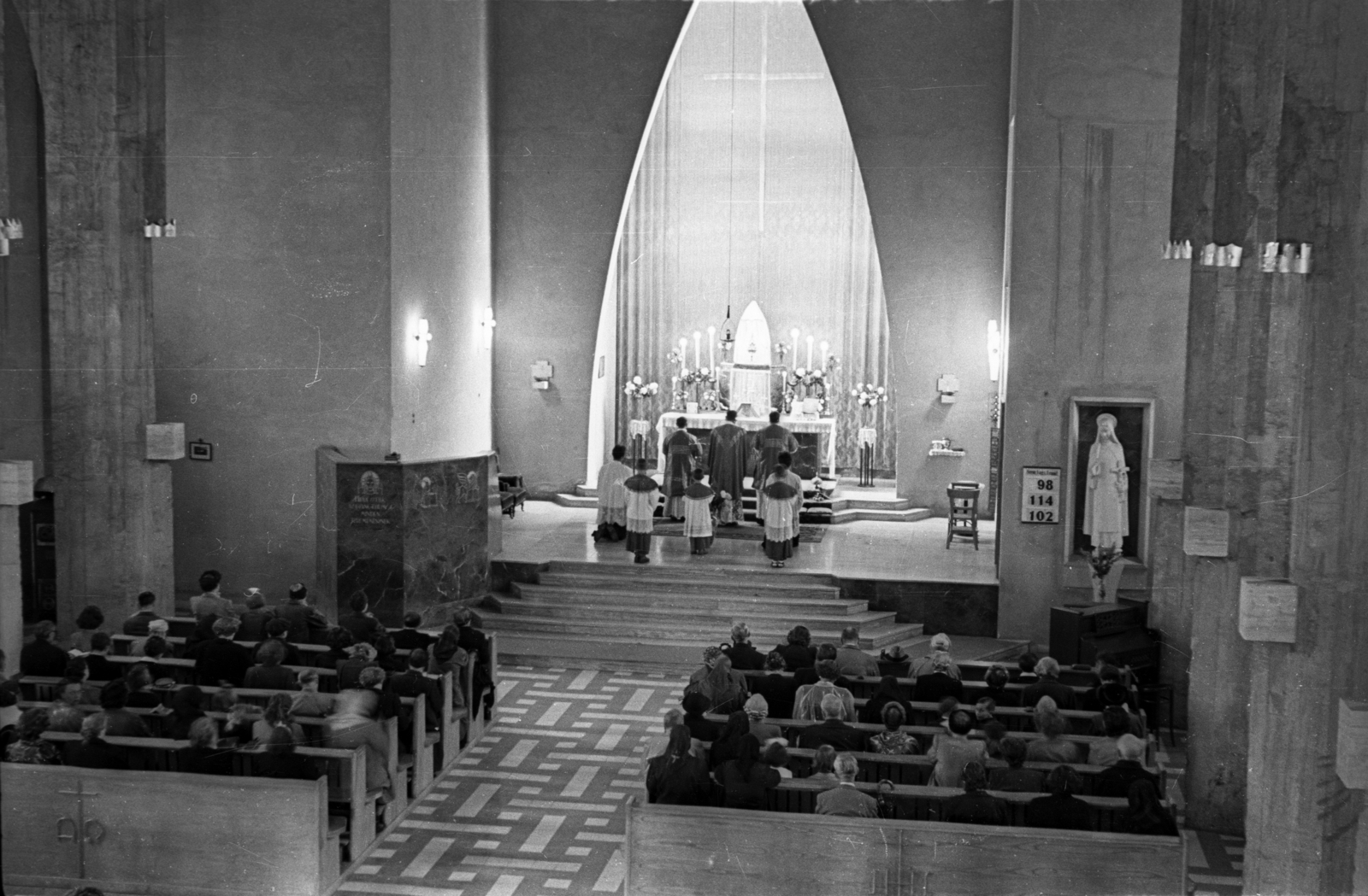 Hungary, Budapest II., Máriaremetei (Dimitrov) út 34., Remetekertvárosi Szentlélek templom., 1956, Hámori Gyula, Budapest, church interior, altar, liturgy, Fortepan #108472