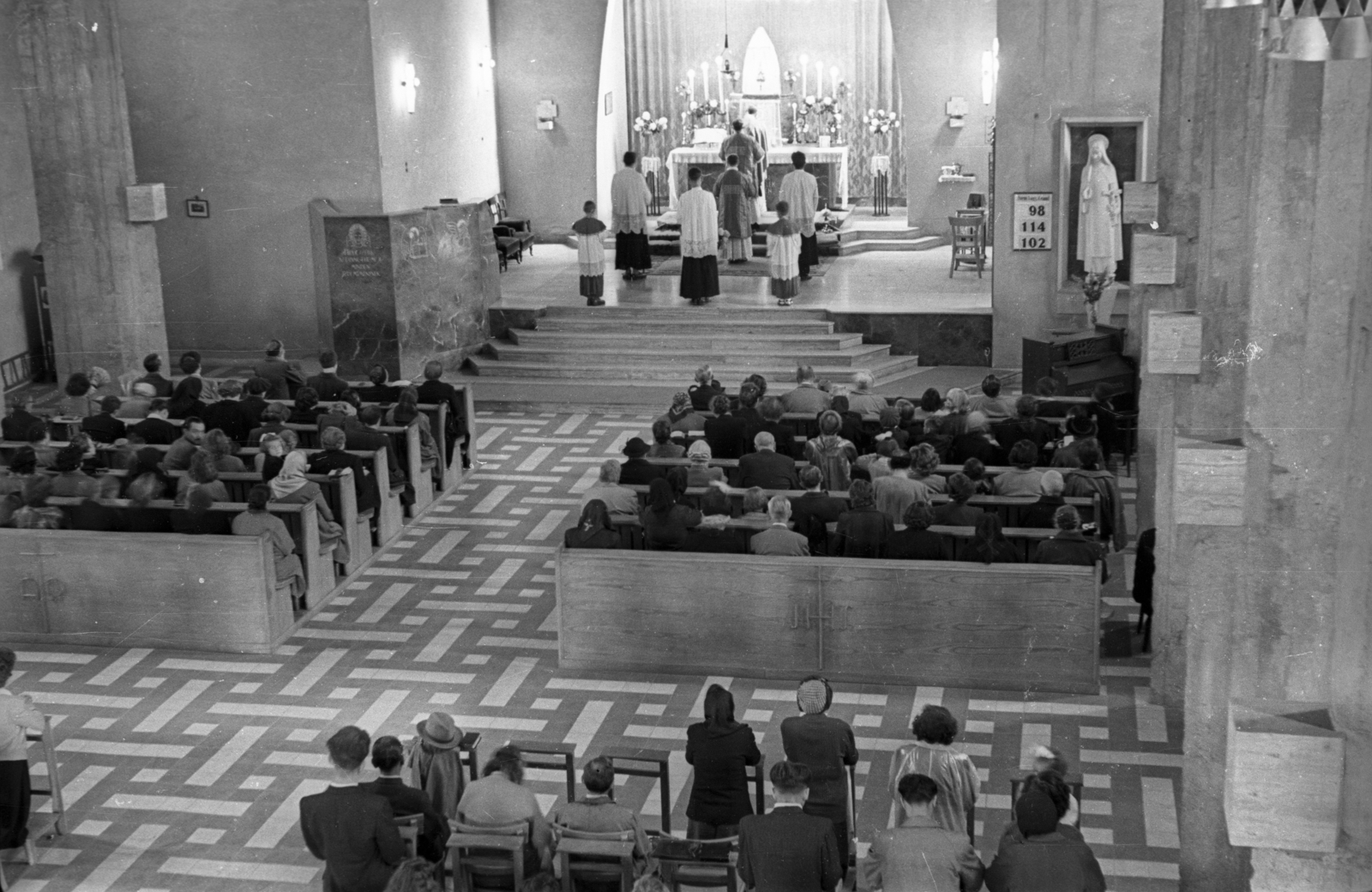 Hungary, Budapest II., Máriaremetei (Dimitrov) út 34., Remetekertvárosi Szentlélek templom., 1956, Hámori Gyula, Budapest, church interior, liturgy, Fortepan #108473