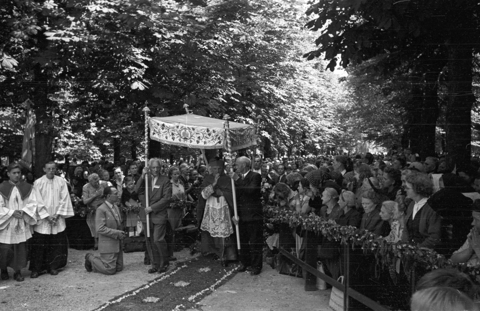 Hungary, Budapest II., Máriaremete, ünnepi szertartás a Kisboldogasszony-templom kertjében., 1956, Hámori Gyula, Budapest, Fortepan #108476