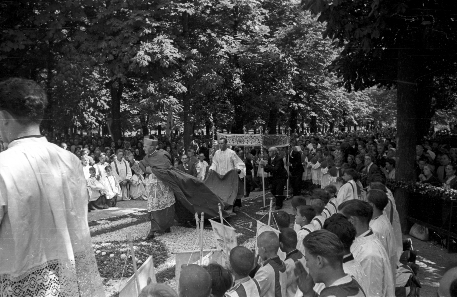Hungary, Budapest II., Máriaremete, ünnepi szertartás a Kisboldogasszony-templom kertjében., 1956, Hámori Gyula, Budapest, Fortepan #108477