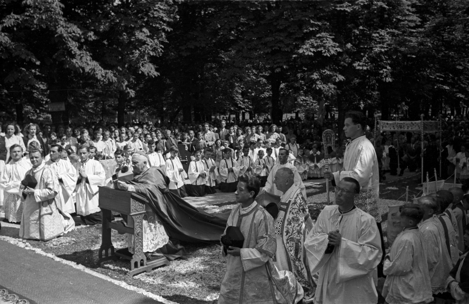 Hungary, Budapest II., Máriaremete, ünnepi szertartás a Kisboldogasszony-templom kertjében., 1956, Hámori Gyula, Budapest, priest, kneeling, shepherd's crook, Fortepan #108479