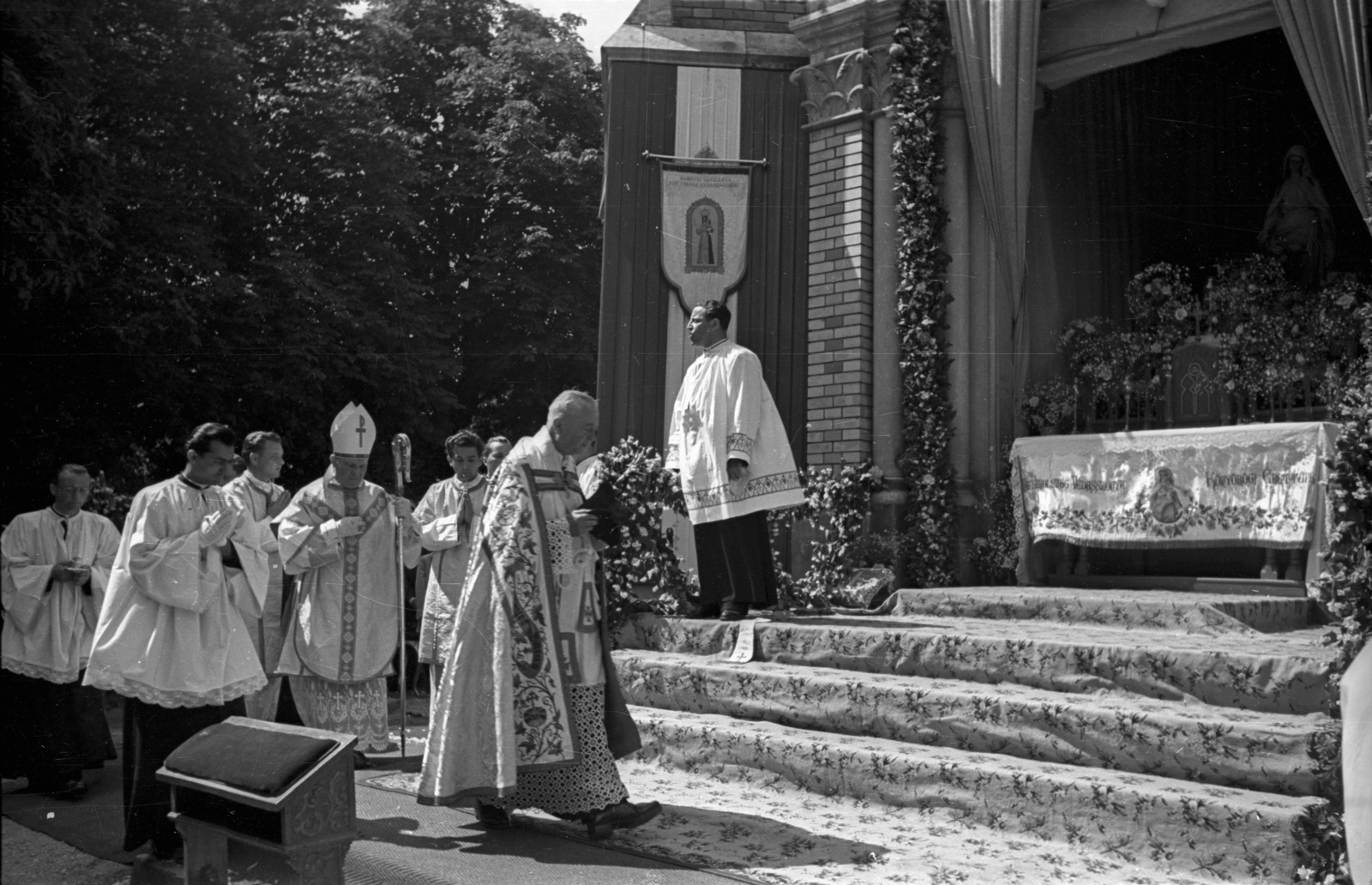 Hungary, Budapest II., Máriaremete, Kisboldogasszony-templom az ünnepi szertartás oltára., 1956, Hámori Gyula, Budapest, stairs, bishop, vestments, miter, flower decoration, Fortepan #108480