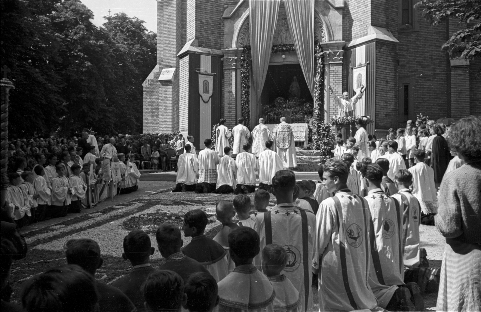 Hungary, Budapest II., Máriaremete, ünnepi szertartás a Kisboldogasszony-templom kertjében., 1956, Hámori Gyula, Budapest, priest, kneeling, Fortepan #108481