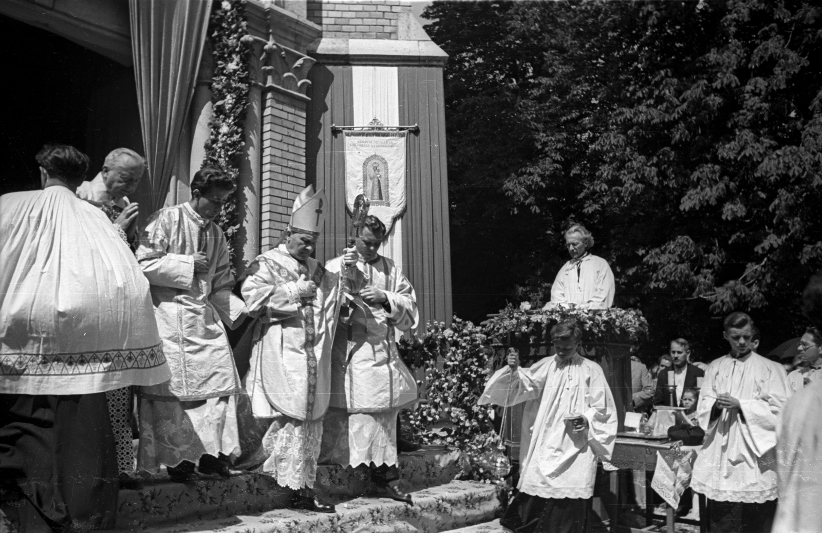 Hungary, Budapest II., Máriaremete, ünnepi szertartás a Kisboldogasszony-templom kertjében., 1956, Hámori Gyula, bishop, Budapest, miter, Fortepan #108482