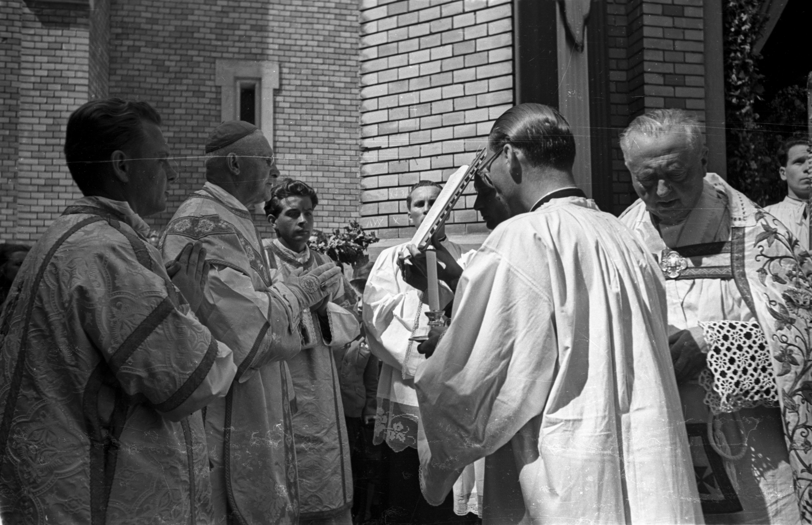 Hungary, Budapest II., Máriaremete, ünnepi szertartás a Kisboldogasszony-templom kertjében., 1956, Hámori Gyula, Budapest, deacon, Fortepan #108483