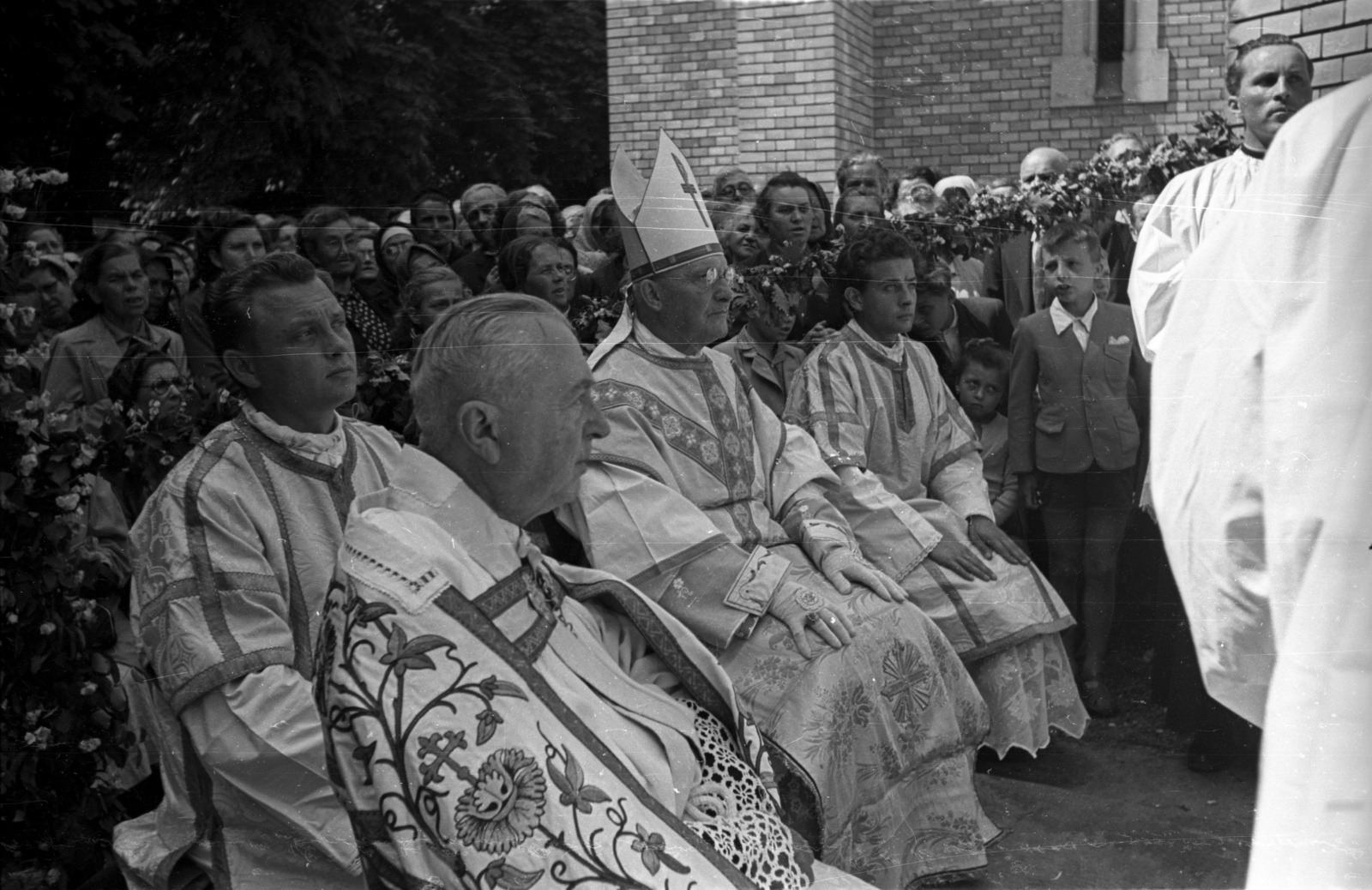 Hungary, Budapest II., Máriaremete, ünnepi szertartás a Kisboldogasszony-templom kertjében., 1956, Hámori Gyula, Budapest, bishop, vestments, Fortepan #108484