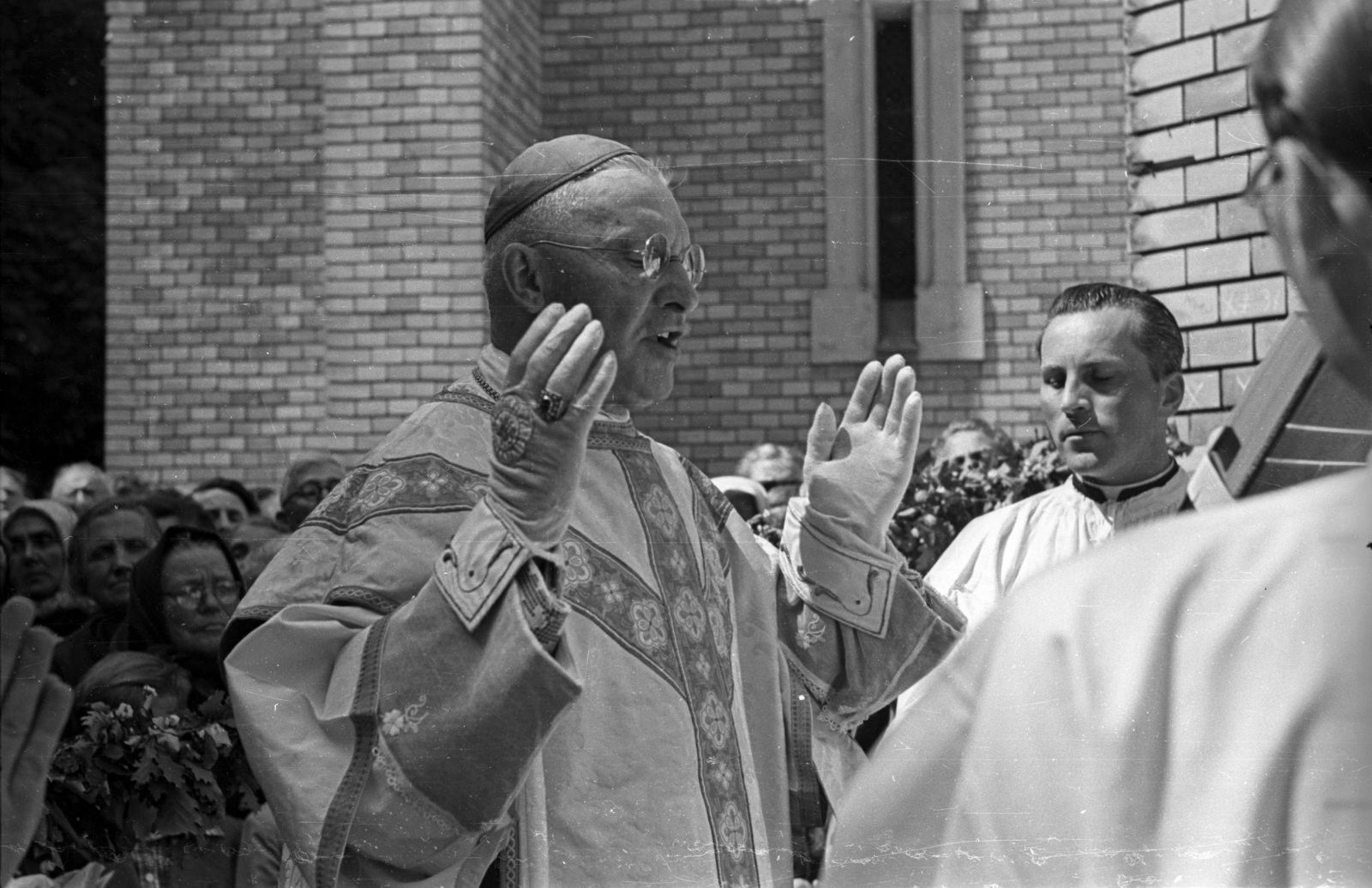 Hungary, Budapest II., Máriaremete, ünnepi szertartás a Kisboldogasszony-templom kertjében., 1956, Hámori Gyula, Budapest, bishop, vestments, ritual, Fortepan #108485
