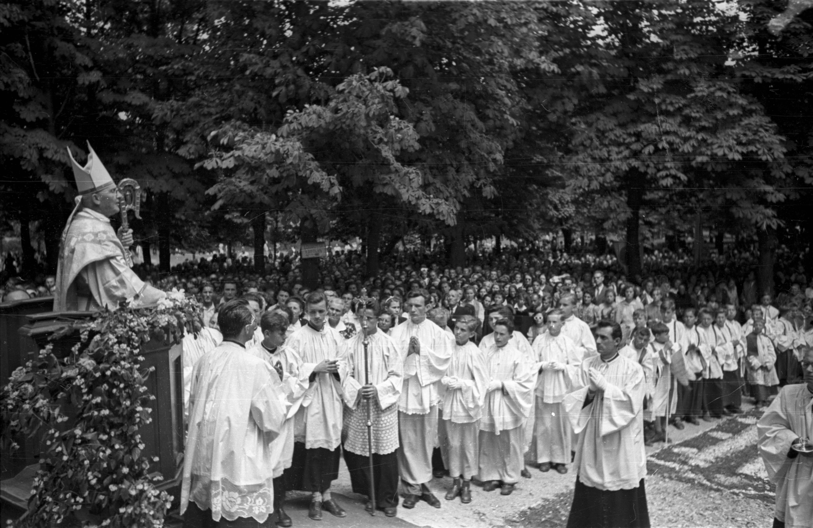 Hungary, Budapest II., Máriaremete, ünnepi szertartás a Kisboldogasszony-templom kertjében., 1956, Hámori Gyula, Budapest, bishop, Fortepan #108493