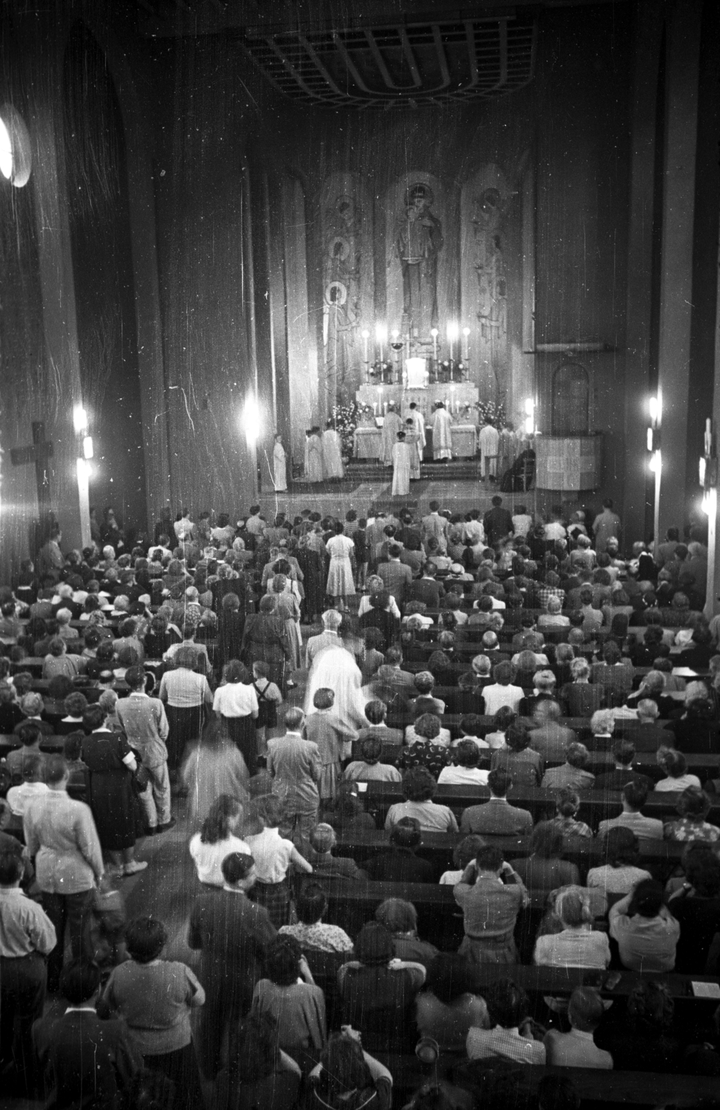 Hungary, Budapest II., Pasaréti tér, Páduai Szent Antal-templom., 1956, Hámori Gyula, Budapest, devotee, church interior, altar, Fortepan #108496