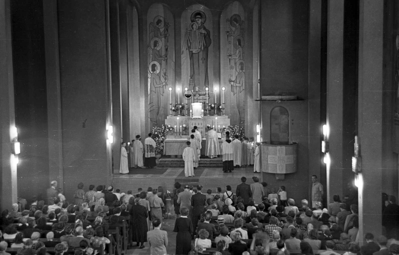 Hungary, Budapest II., Pasaréti tér, Páduai Szent Antal-templom., 1956, Hámori Gyula, Budapest, altarpiece, altar, pulpit, Fortepan #108500