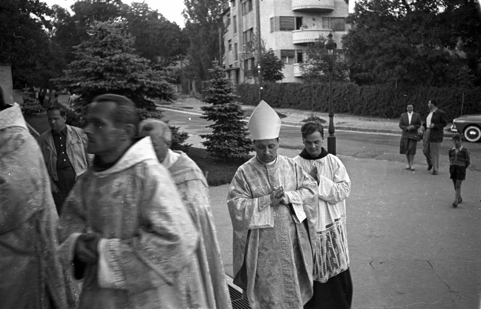 Hungary, Budapest II., Pasaréti tér, a felvétel a Páduai Szent Antal-templom elött készült. Háttérben a Csévi utca., 1957, Hámori Gyula, Catholic Church, bishop, votary, surplice, Budapest, miter, Fortepan #108503