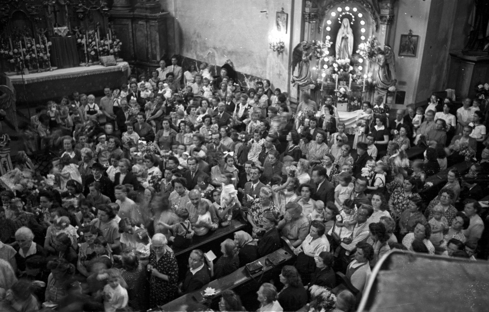 Hungary, Budapest II., Margit körút (Mártírok útja), Országúti ferences templom., 1957, Hámori Gyula, mass, Catholic Church, church interior, Budapest, Fortepan #108505