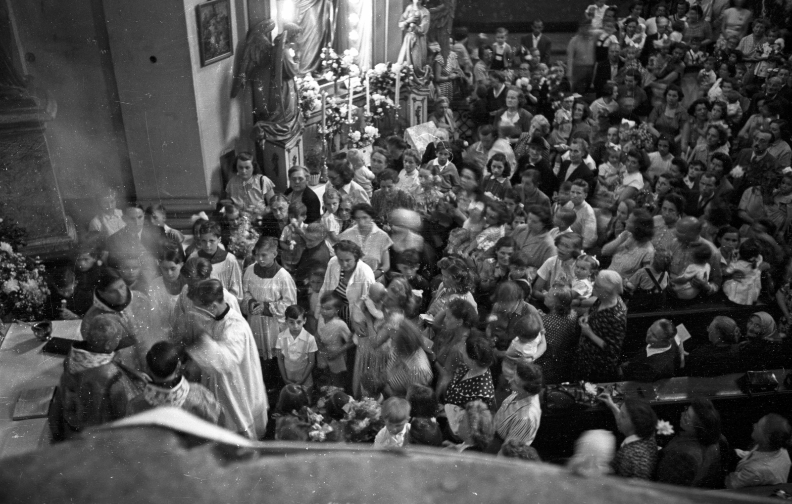 Hungary, Budapest II., Margit körút (Mártírok útja), Országúti ferences templom., 1957, Hámori Gyula, mass, kids, Catholic Church, church interior, Budapest, ritual, Fortepan #108506