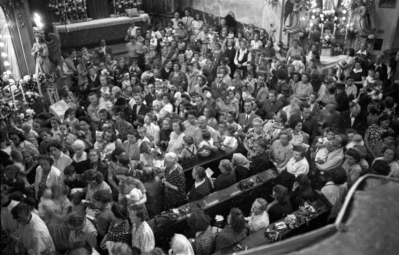 Hungary, Budapest II., Margit körút (Mártírok útja), Országúti ferences templom., 1957, Hámori Gyula, mass, Catholic Church, church interior, Budapest, ritual, Fortepan #108507