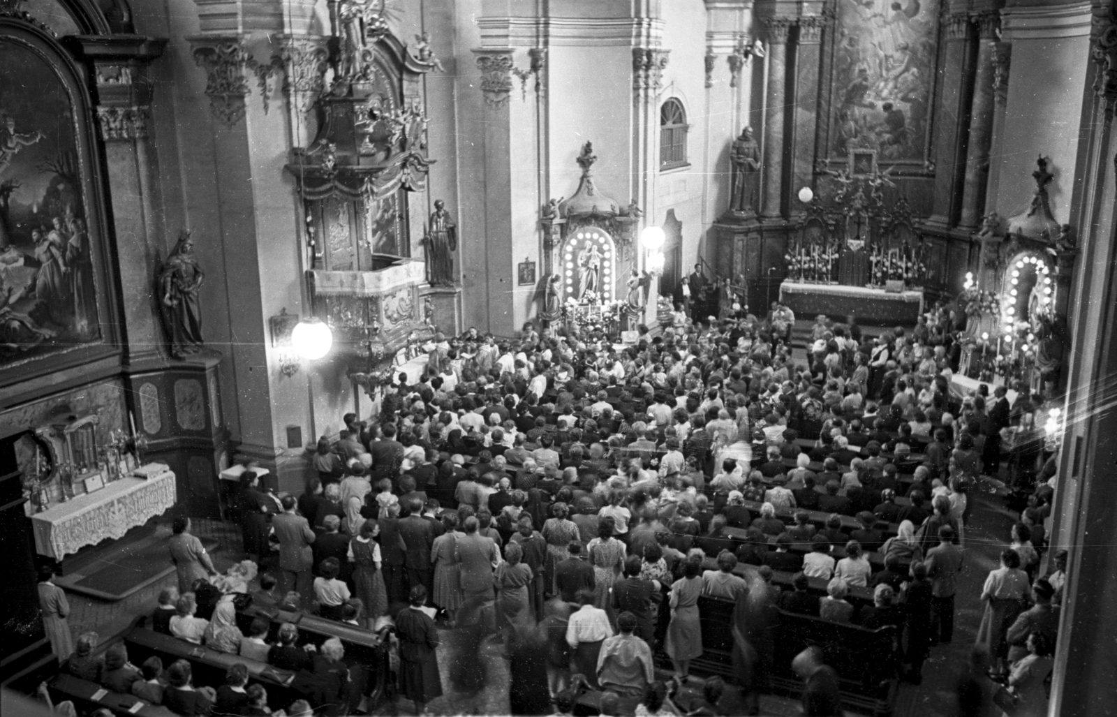 Hungary, Budapest II., Margit körút (Mártírok útja), Országúti ferences templom., 1957, Hámori Gyula, mass, Catholic Church, pulpit, altar, church interior, Budapest, altarpiece, ritual, Fortepan #108508
