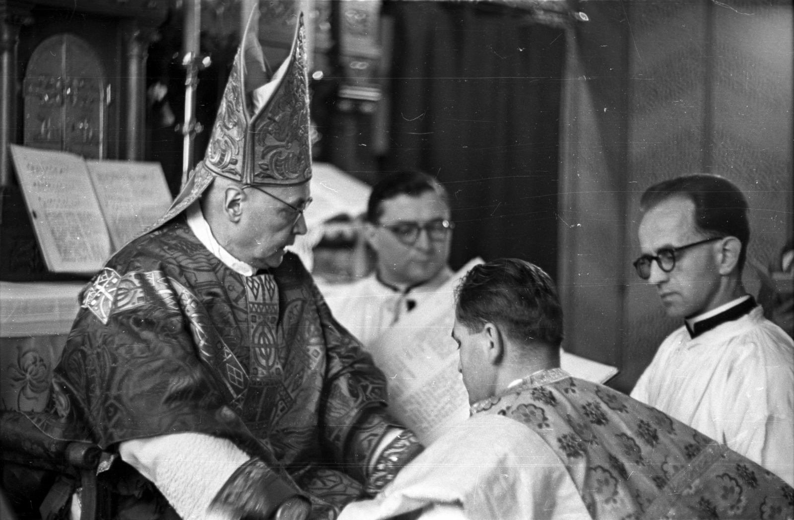 Hungary, Győr, Káptalandomb, Papnevelő Intézet. Papszentelés, a szertartást Papp Kálmán győri megyés püspök végzi., 1957, Hámori Gyula, glasses, Catholic Church, bishop, ordination, miter, ritual, Fortepan #108509