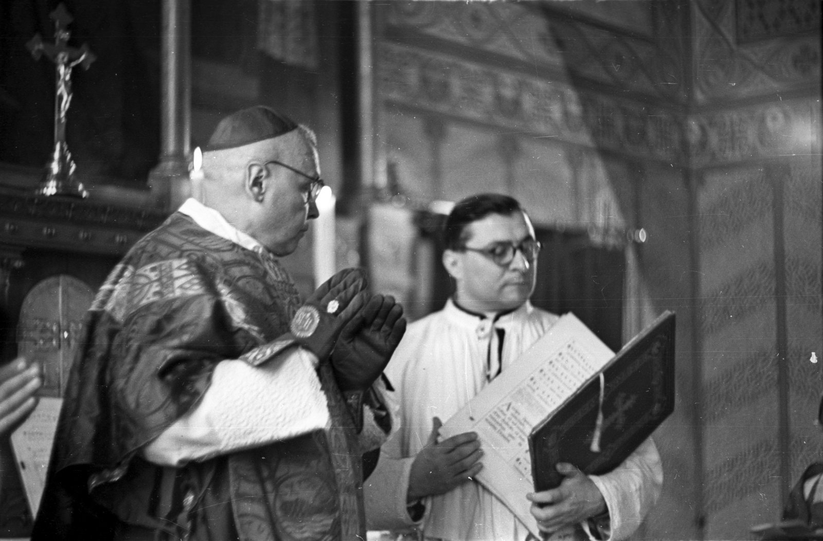 Magyarország, Győr, Káptalandomb, Papnevelő Intézet. Papszentelés, a szertartást Papp Kálmán győri megyés püspök végzi., 1957, Hámori Gyula, pap, katolikus, egyházi méltóság, karing, papszentelés, szertartás, Fortepan #108511