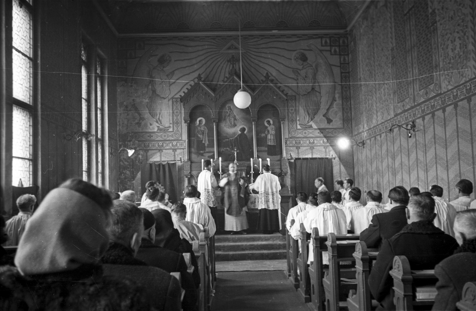 Magyarország, Győr, Káptalandomb, Papnevelő Intézet, papszentelési szertartás., 1957, Hámori Gyula, katolikus, templombelső, papszentelés, oltárkép, szertartás, Fortepan #108512