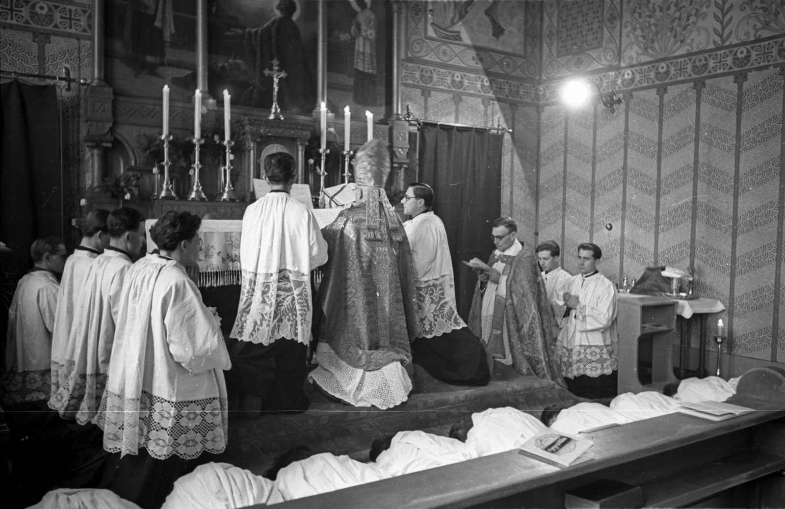 Hungary, Győr, Káptalandomb, Papnevelő Intézet. Papszentelés, a szertartást Papp Kálmán győri megyés püspök végzi., 1957, Hámori Gyula, priest, candle, Catholic Church, church interior, vestments, candlestick, bishop, surplice, kneeling, ordination, miter, novice, ritual, Fortepan #108515