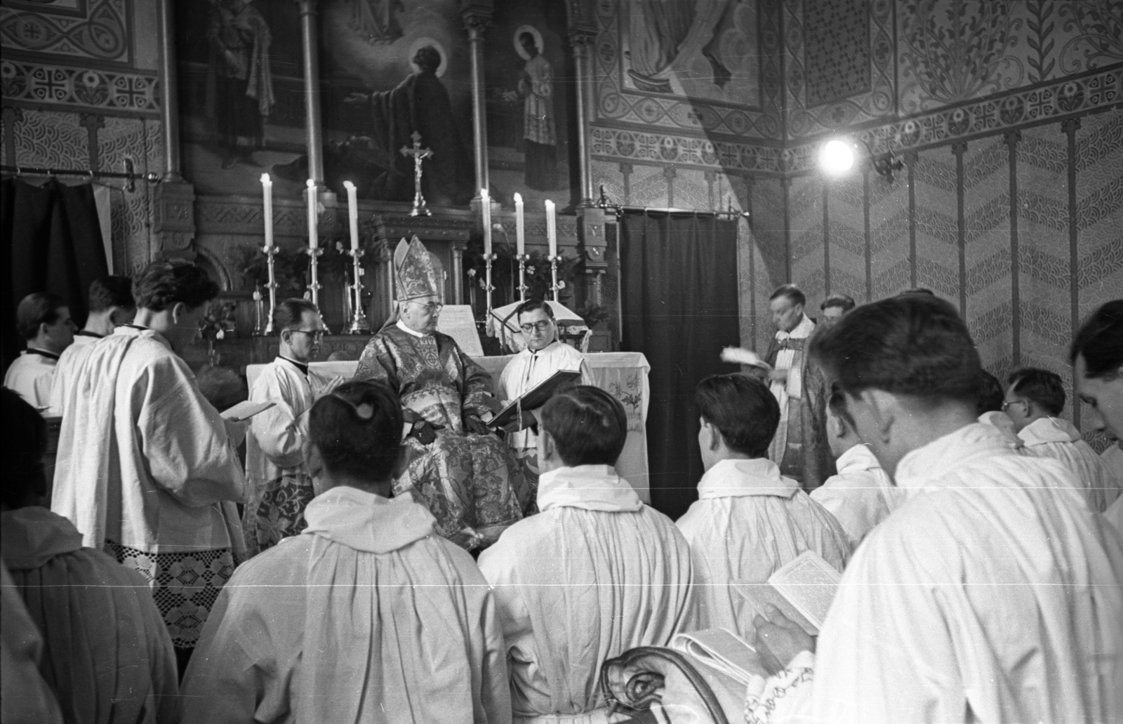 Hungary, Győr, Káptalandomb, Papnevelő Intézet. Papszentelés, a szertartást Papp Kálmán győri megyés püspök végzi., 1957, Hámori Gyula, Catholic Church, bishop, ordination, miter, novice, ritual, Fortepan #108516